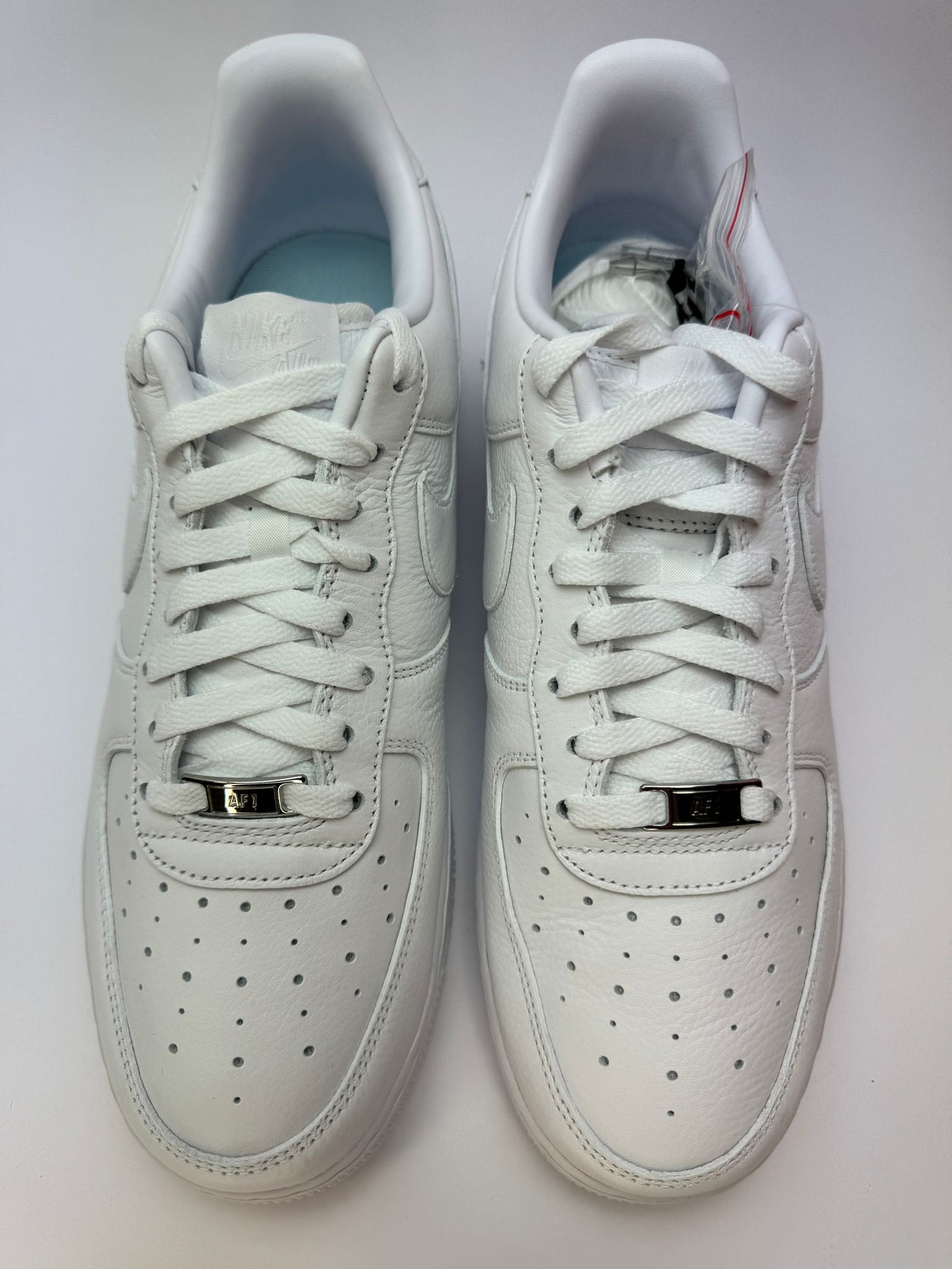 Detailansicht der Zunge – Nike Air Force 1 Low Certified Lover Boy mit geprägtem ‚Love You Forever‘ Schriftzug auf der Midsole
