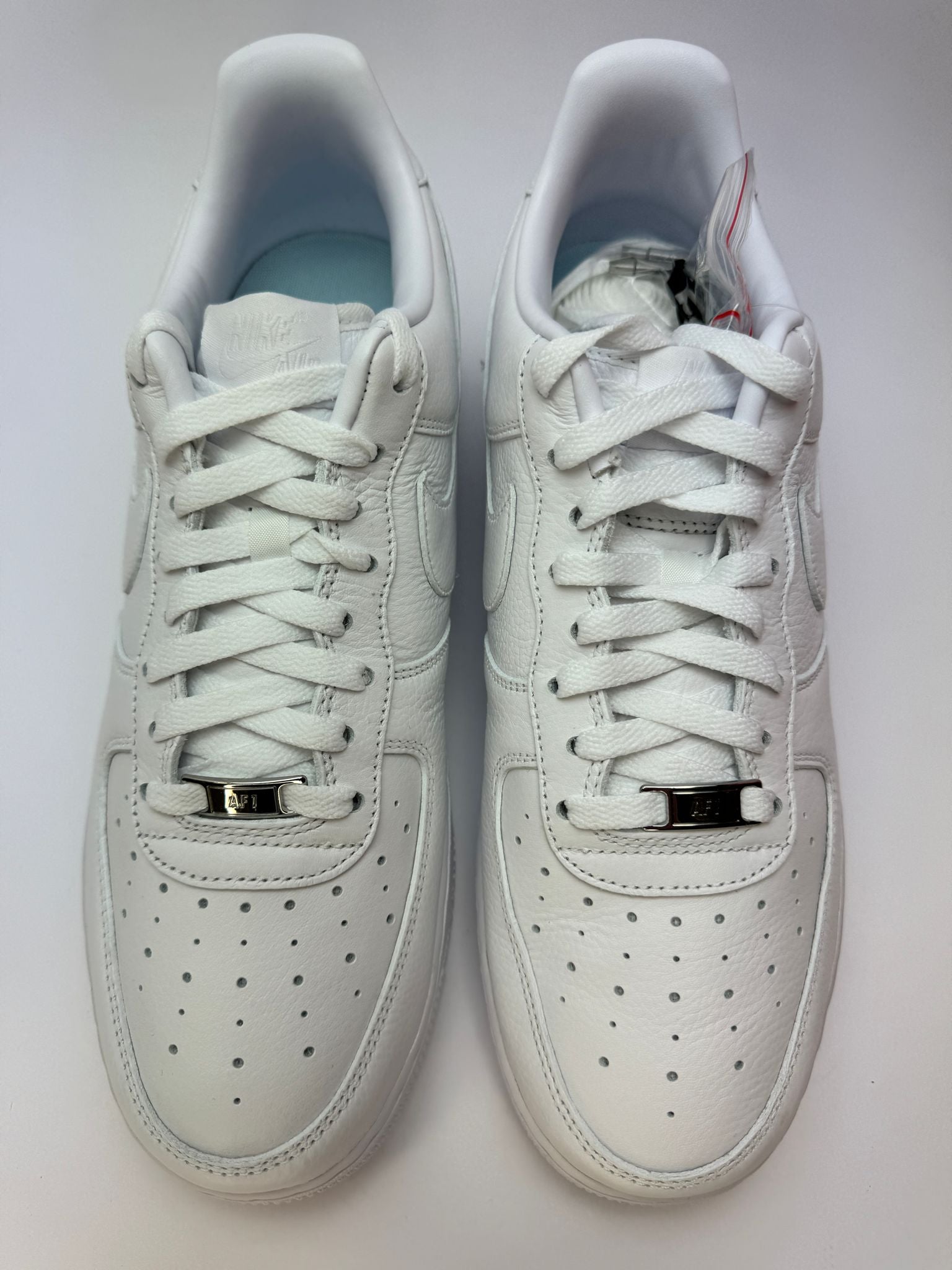 Detailansicht der Zunge – Nike Air Force 1 Low Certified Lover Boy mit geprägtem ‚Love You Forever‘ Schriftzug auf der Midsole