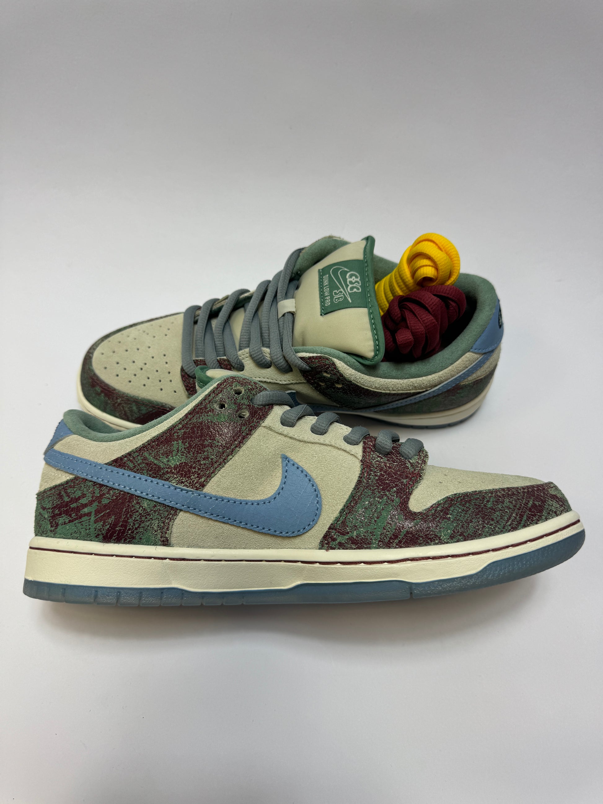 Nike SB Dunk Low Crenshaw Skate Club – linke Ansicht mit sail Midsole, hellblauen Details und geprägtem CSC Branding