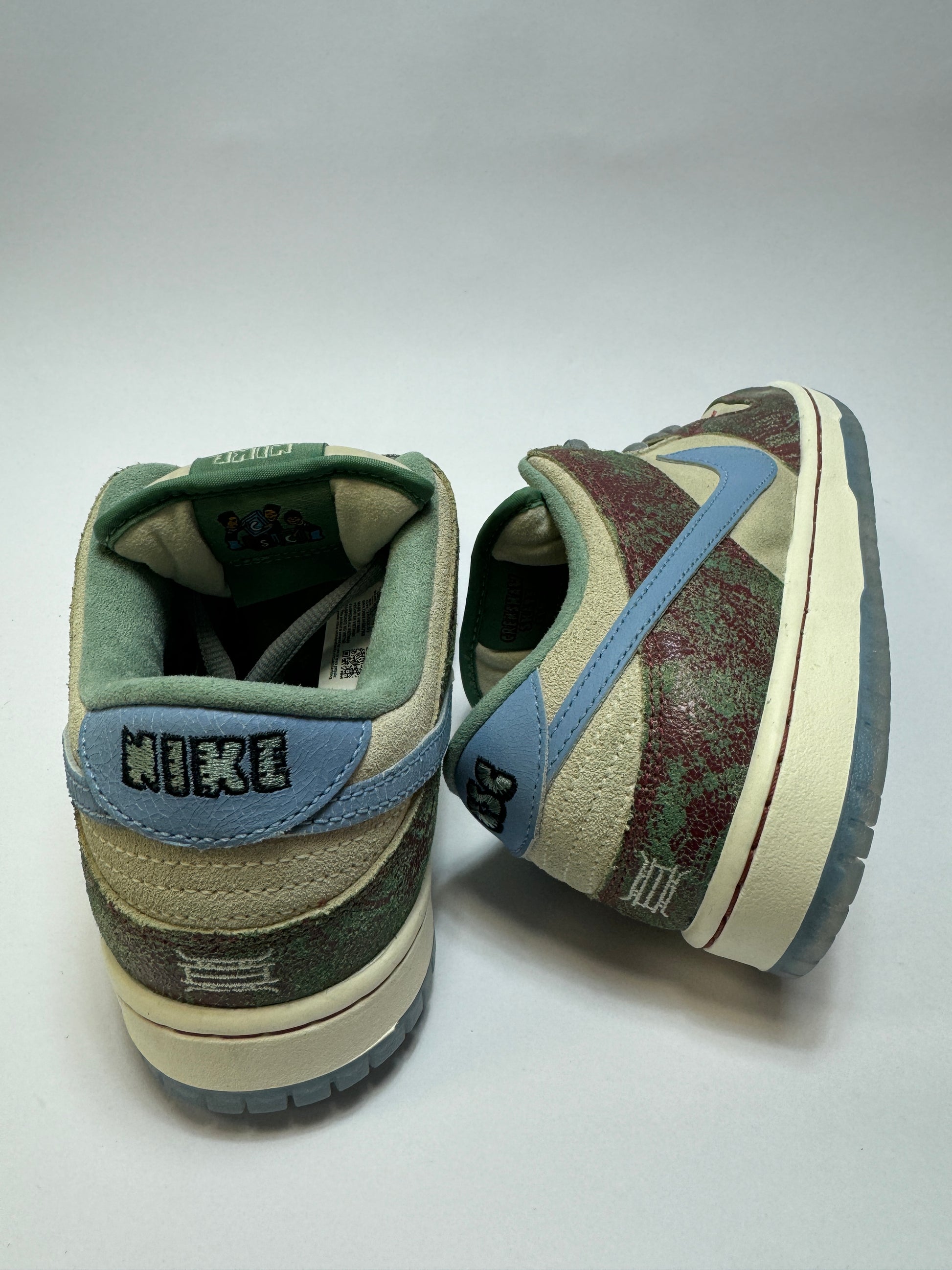 Detail der Rückseite – Fersenbereich mit Crenshaw Grafik und Daycare-Motiv unter der transparenten Outsole