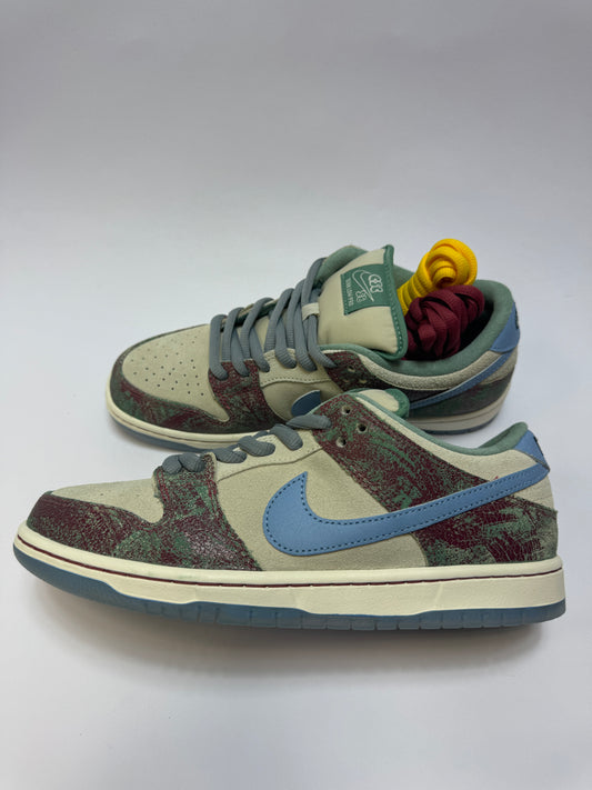 Nike SB Dunk Low Crenshaw Skate Club – rechte Außenseite mit Sail Suede Upper, hellblauem Swoosh und Crackled Leather Overlays