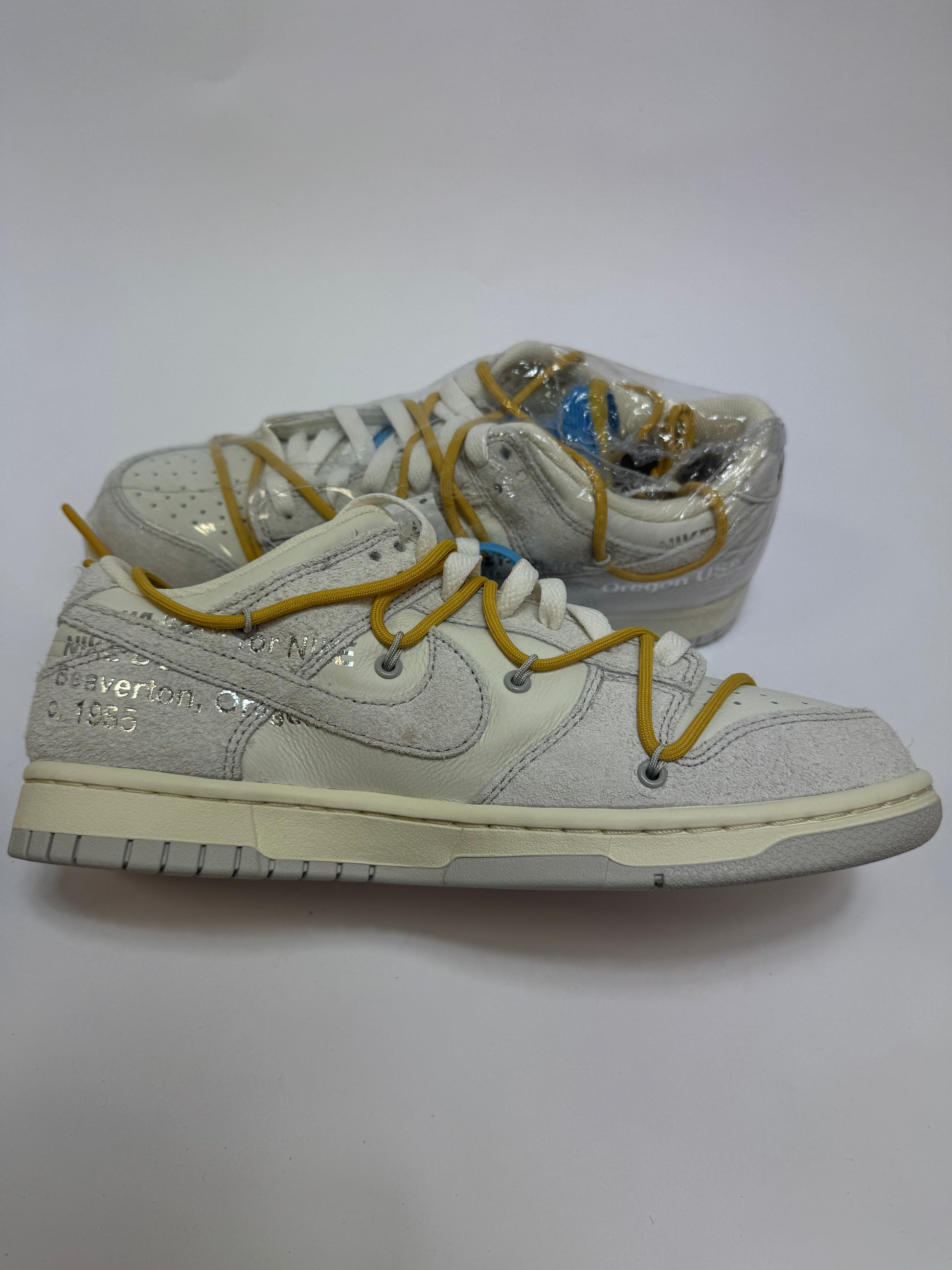 Off-White Dunk Low Lot 34 linke Ansicht mit hellgrauem Wildleder und kontrastierenden Panels