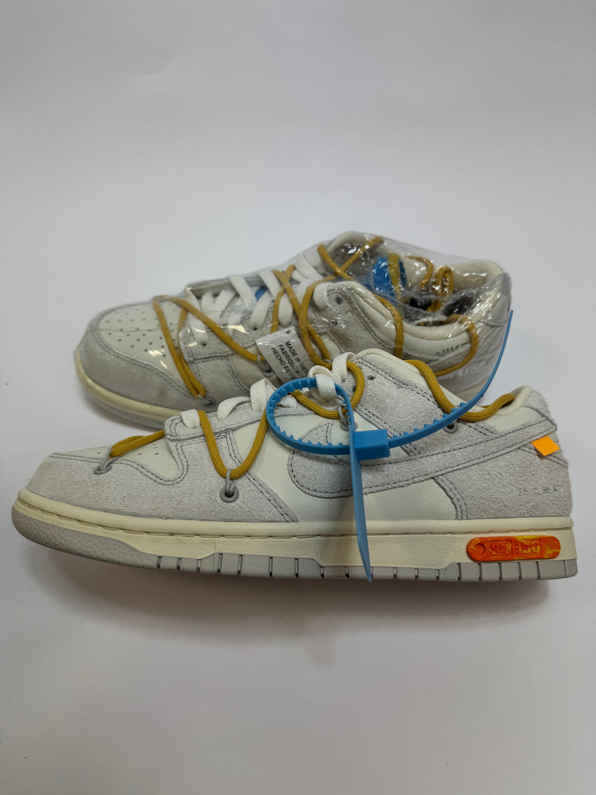 Off-White Dunk Low Lot 34 rechte Außenseite mit Sail Basis und grauen Overlays