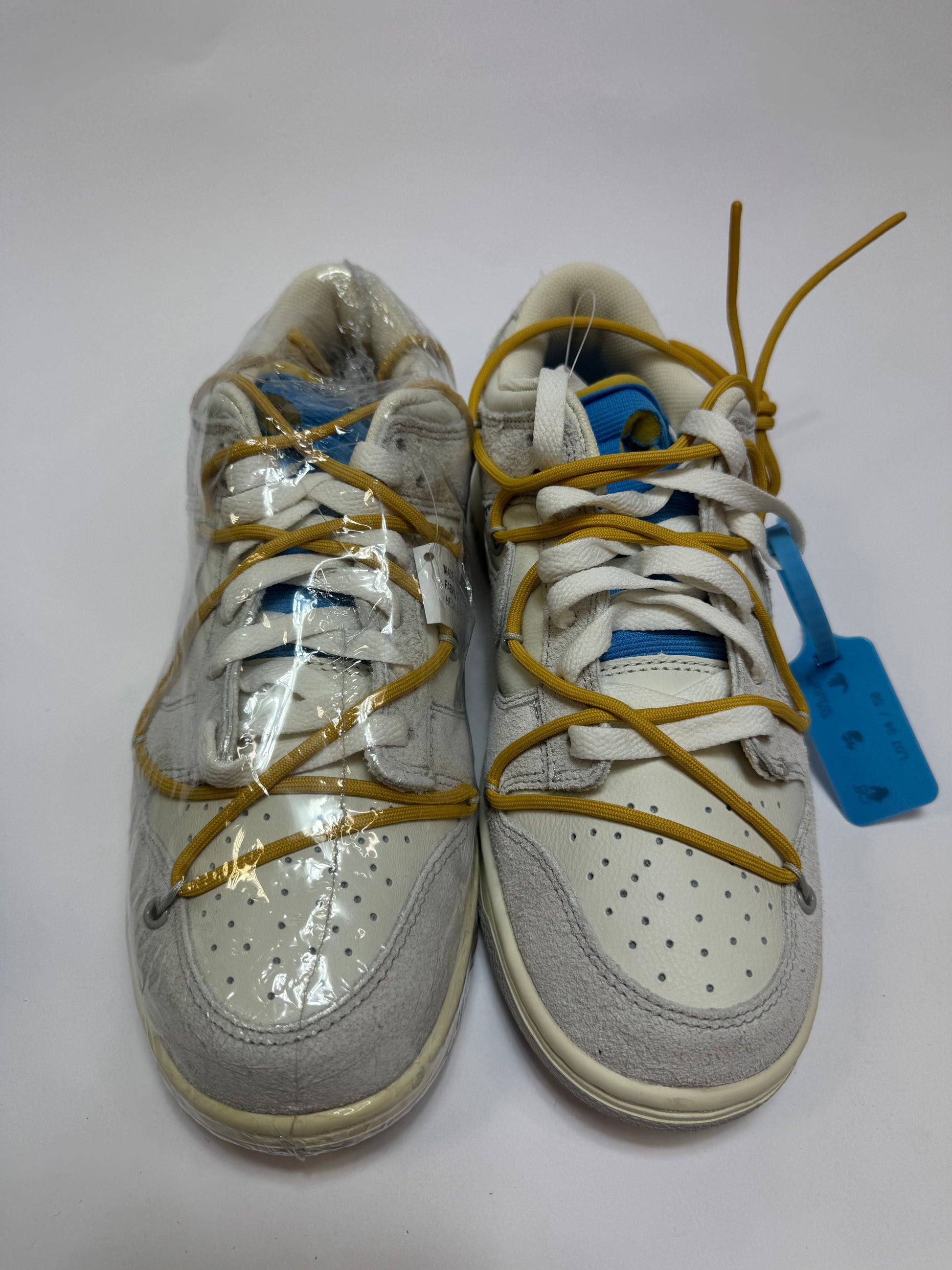 „Nahaufnahme der Zunge – Off-White Label mit feiner Typografie