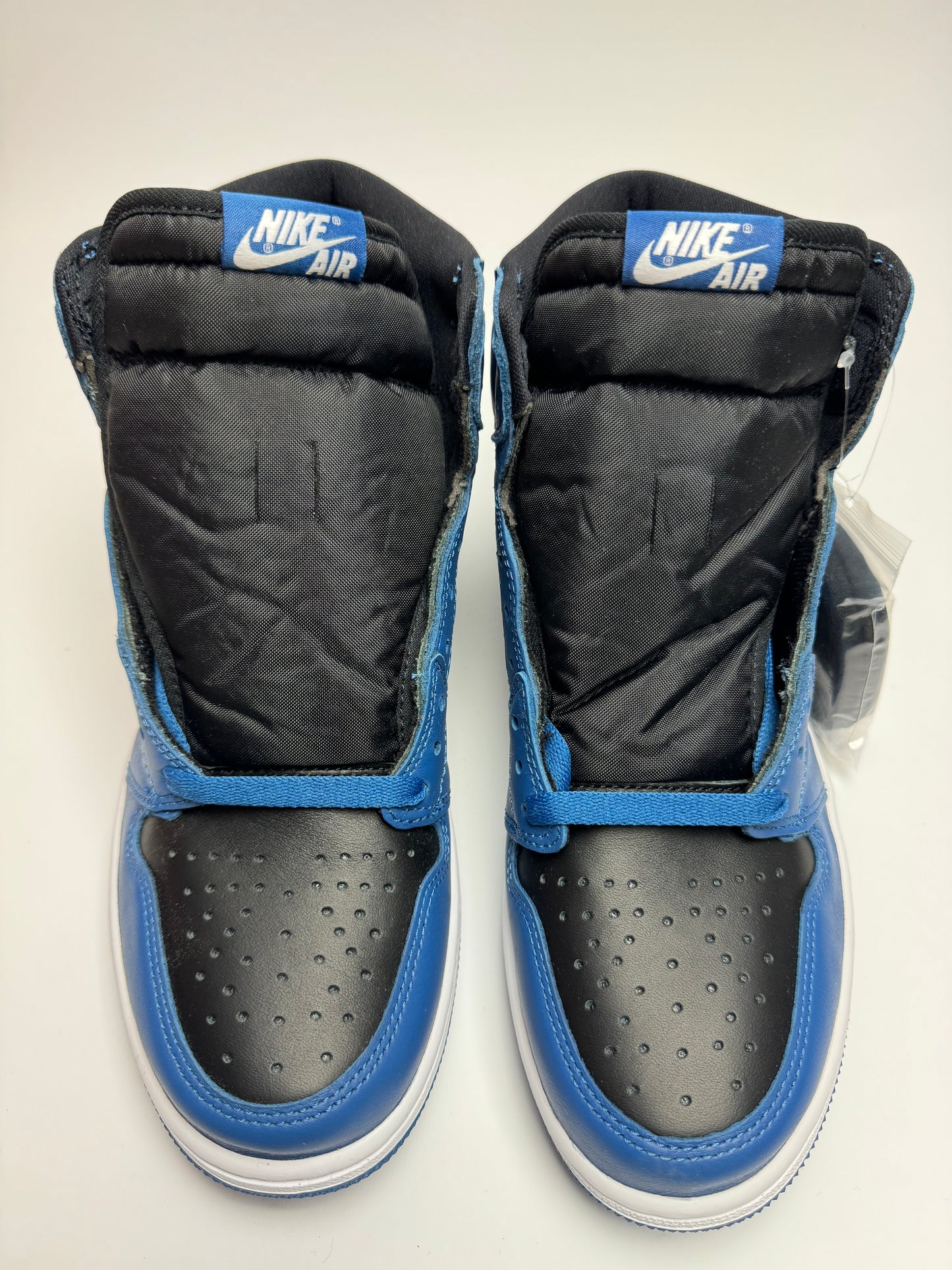 Detailansicht der Zunge – Air Jordan 1 High Dark Marina Blue mit klassischem Nike Air-Zungenlabel und schwarzem Nylon-Kragen