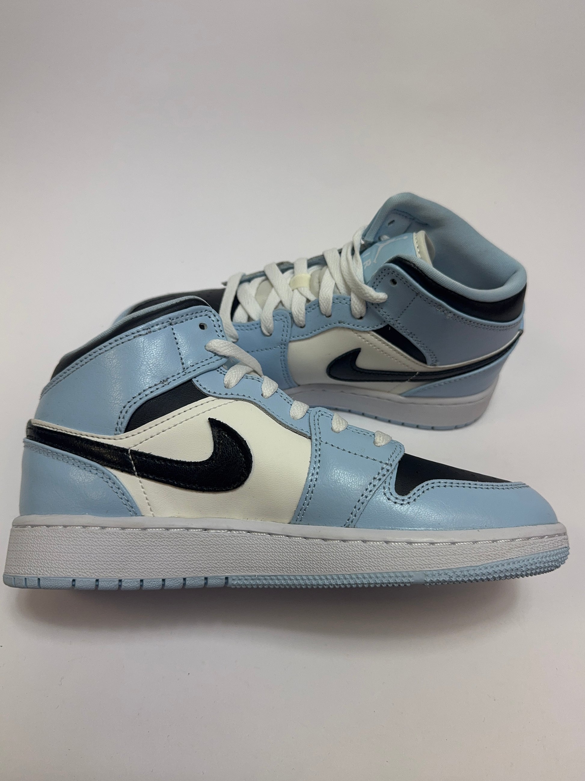 Air Jordan 1 Mid Ice Blue linke Ansicht mit weißen Overlays und kontrastierendem Swoosh