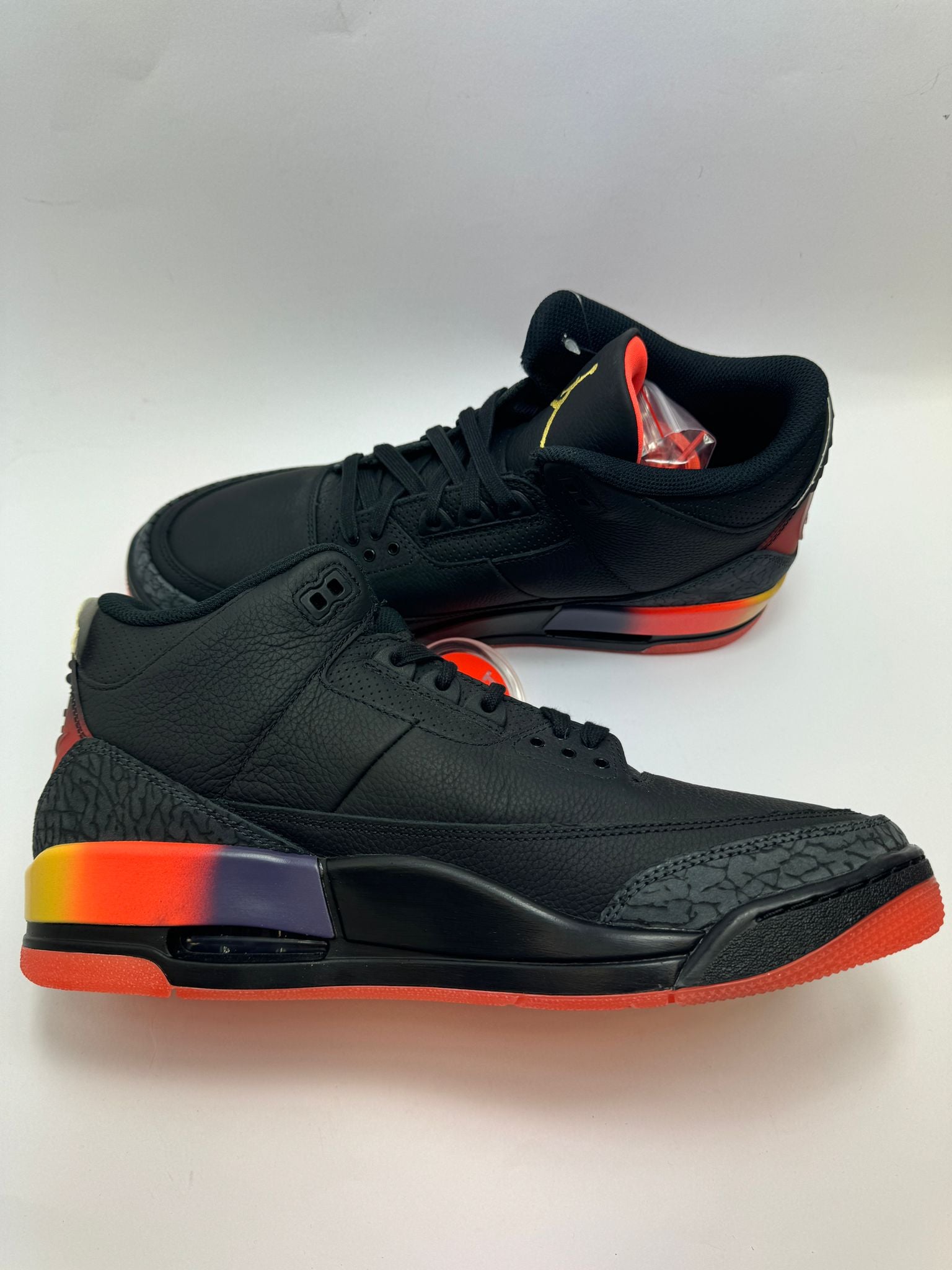 Jordan 3 J Balvin Rio – linke Außenseite mit farbenfrohen Mustern