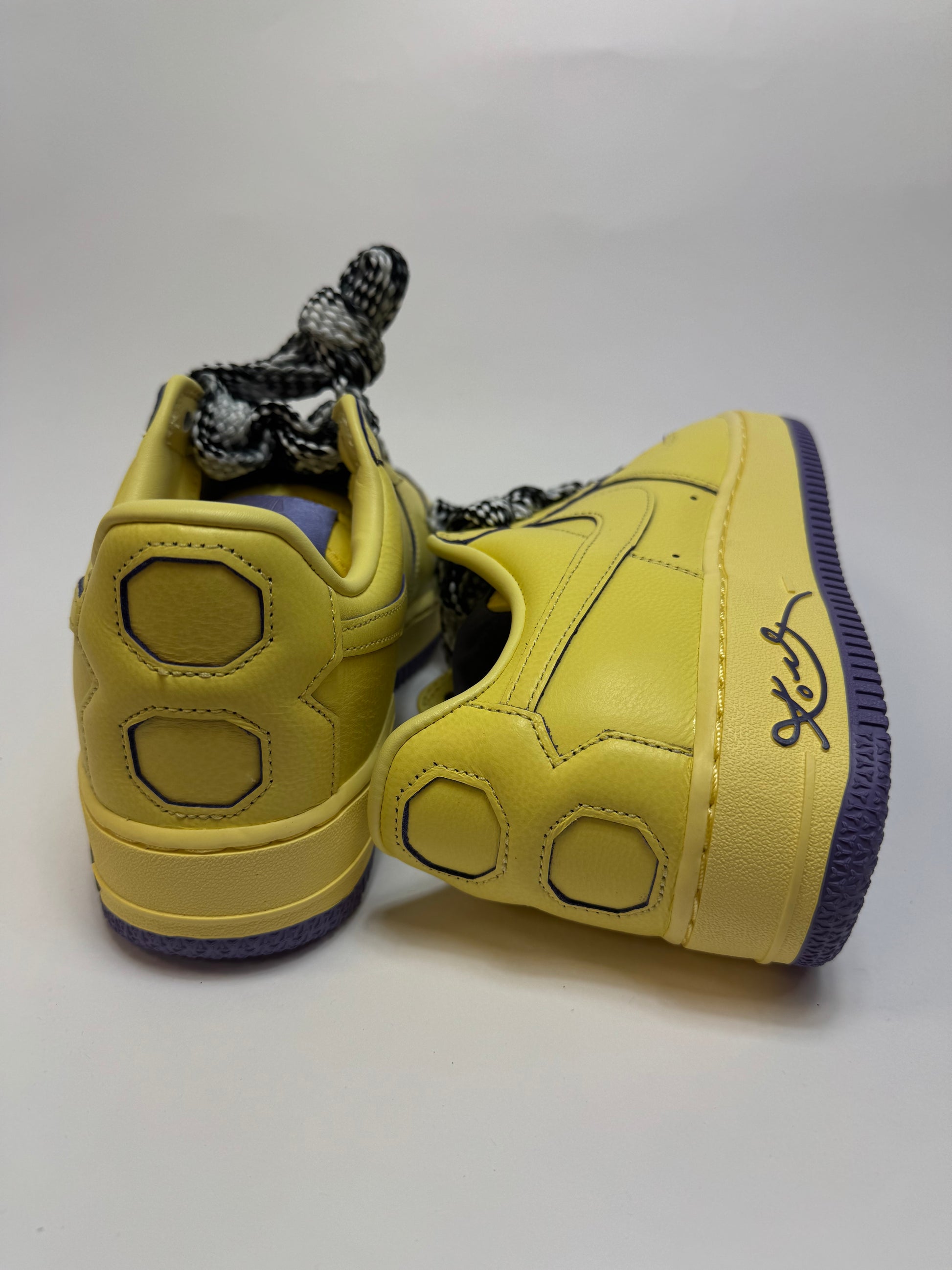 Detailansicht der Rückseite – Ferse mit ‚Mamba Mentality‘ Booklet und weichem Innenfutter in Soft Yellow