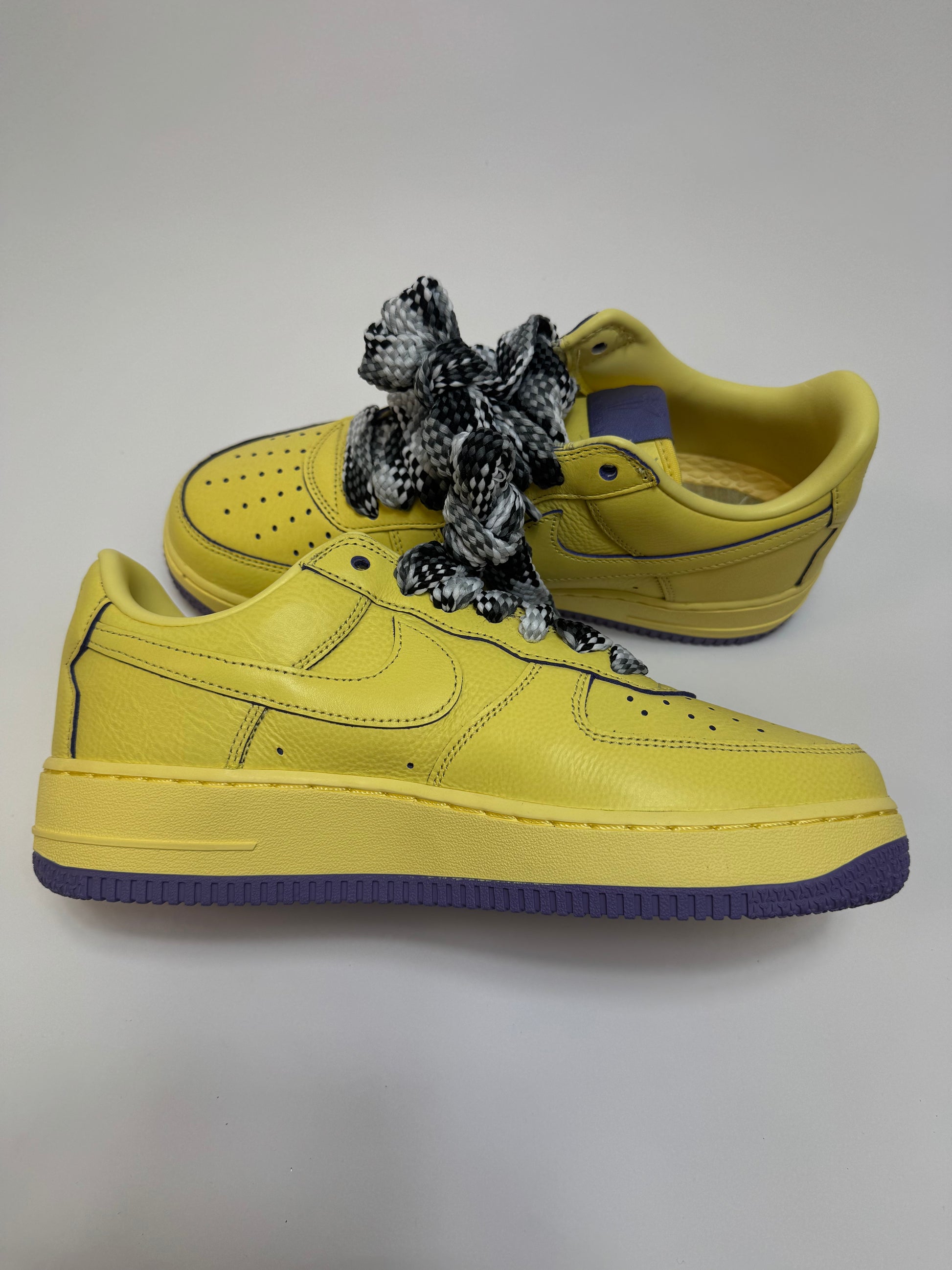 Nike Air Force 1 Low Protro Mamba Mentality linke Außenseite mit einfarbigem Soft Yellow Farbway, dichter Lederstruktur und dezenter Brandingschrift