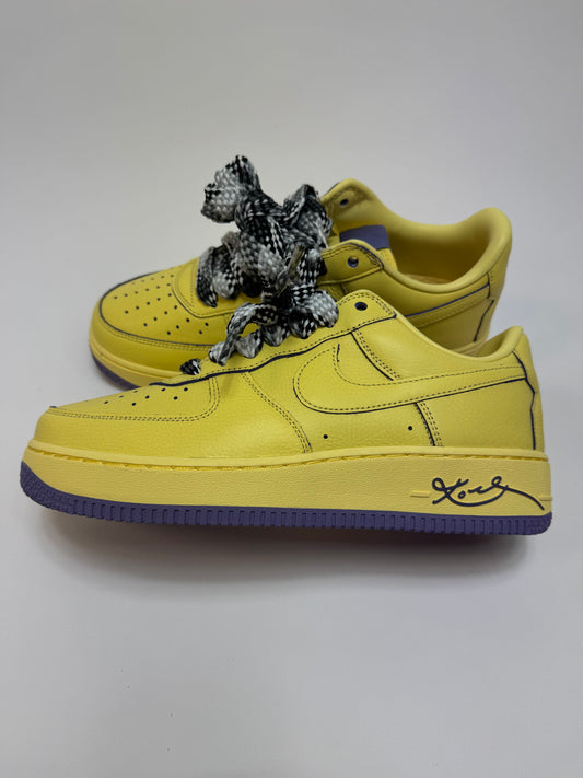 Nike Air Force 1 Low Protro Mamba Mentality rechte Außenseite mit Soft Yellow Leder-Upper und monochromem All-Yellow Look