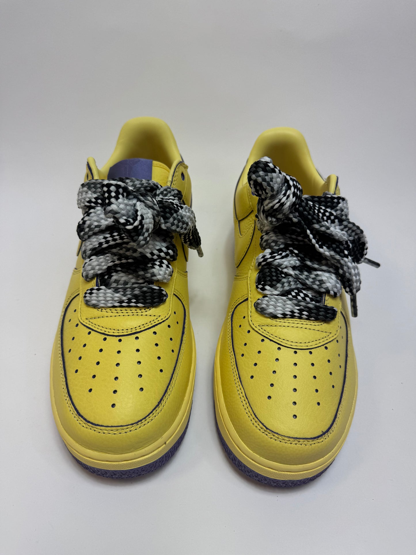 Nahaufnahme der Zunge – Tongue Tag mit Kobe Bryant Signatur und gelben Schnürsenkel als Farbakzent