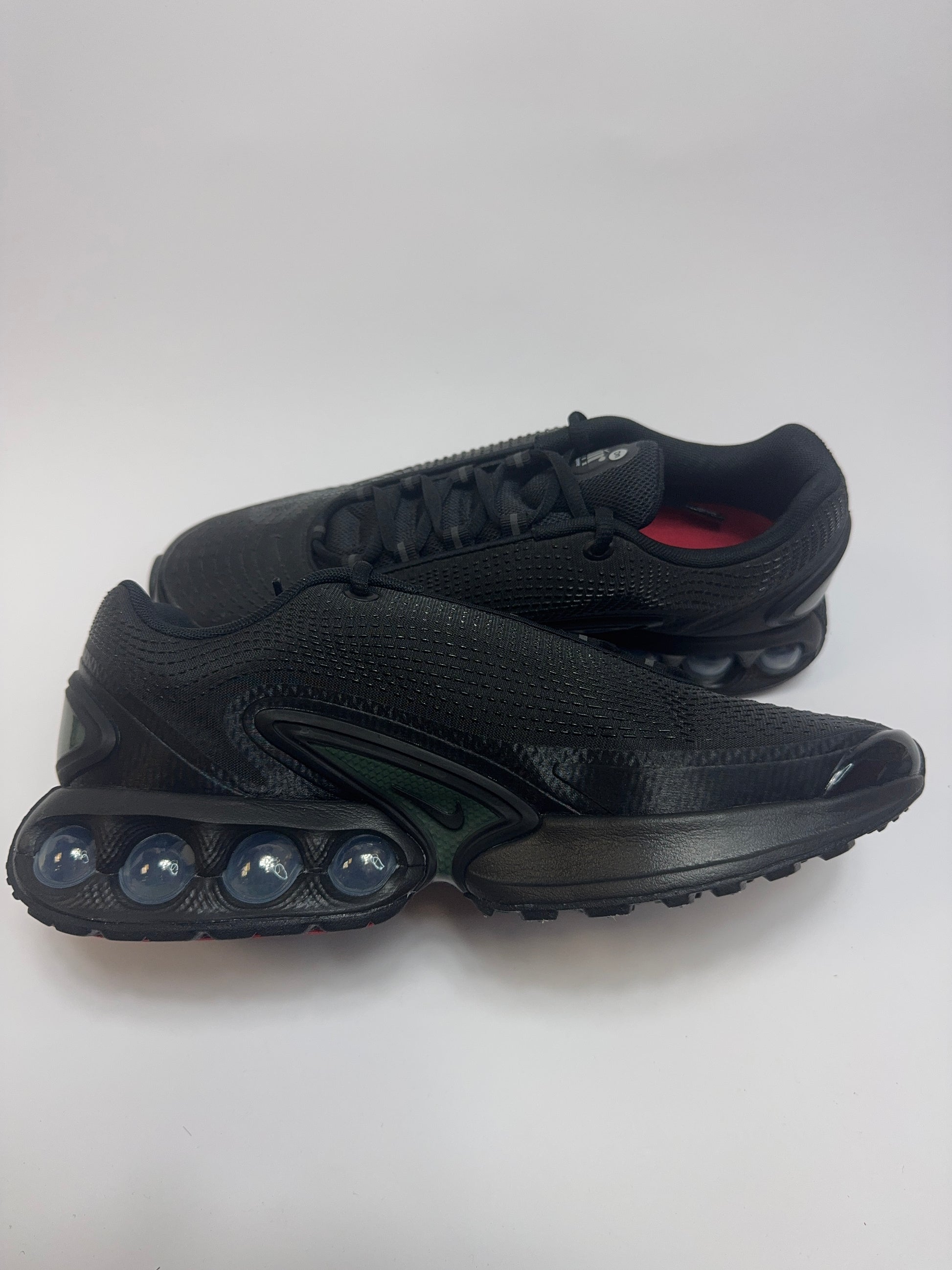 Nike Air Max Dn Supreme linke Ansicht mit schwarzem Overlay und subtilen Mesh Details