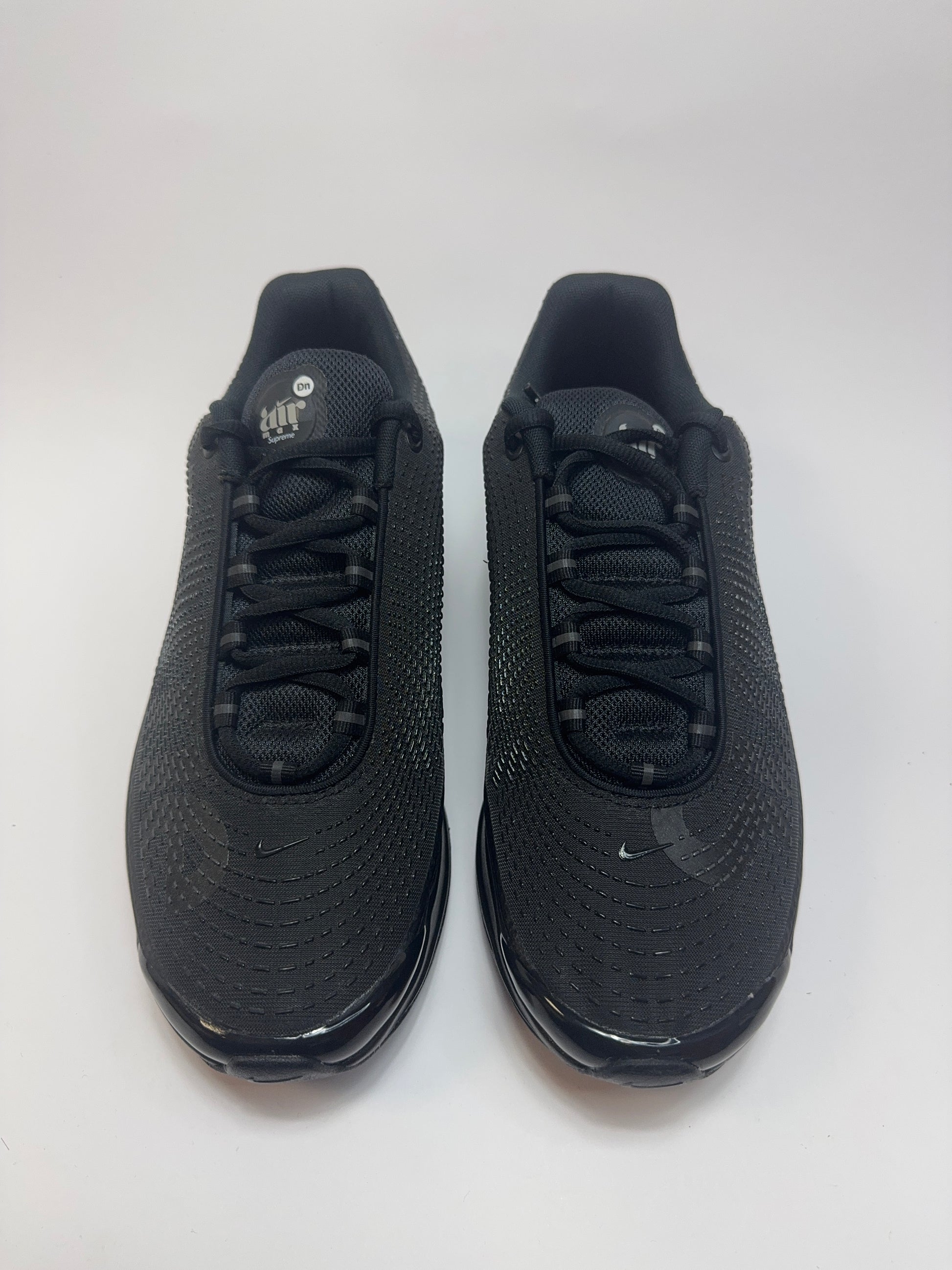 Nahaufnahme der Zunge – Tongue Tag mit Supreme Label und gepolsterter Struktur