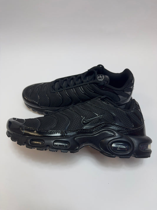 Nike Air Max Plus Triple Black rechte Außenseite mit komplett schwarzem Upper