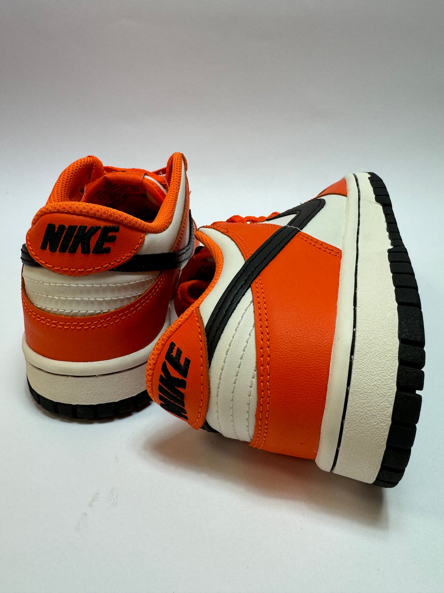 Detailansicht der Rückseite – Fersenbereich mit Ghost-Grafik und klarer Linienführung