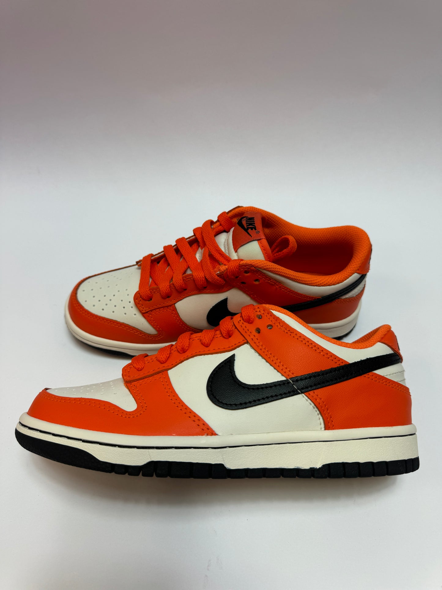 Nike Dunk Low Halloween 2022 GS rechte Außenseite mit Phantom- und Black Lederbasis