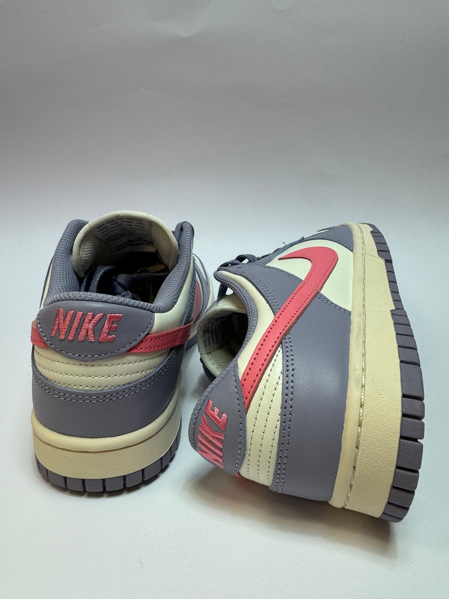 Detailansicht der Rückseite – Fersenlogo auf klar definierter Silhouette