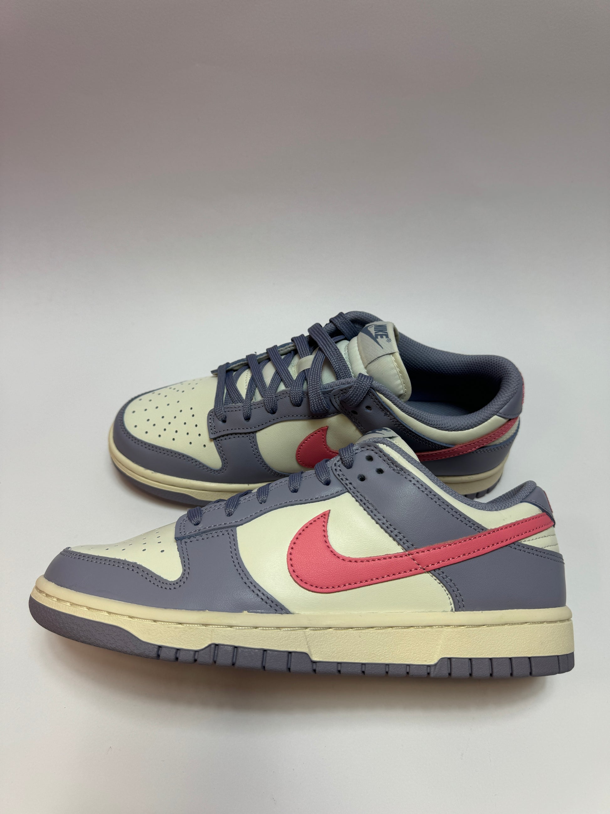 Nike Dunk Low Indigo Haze Women rechte Außenseite mit weißem Leder-Base