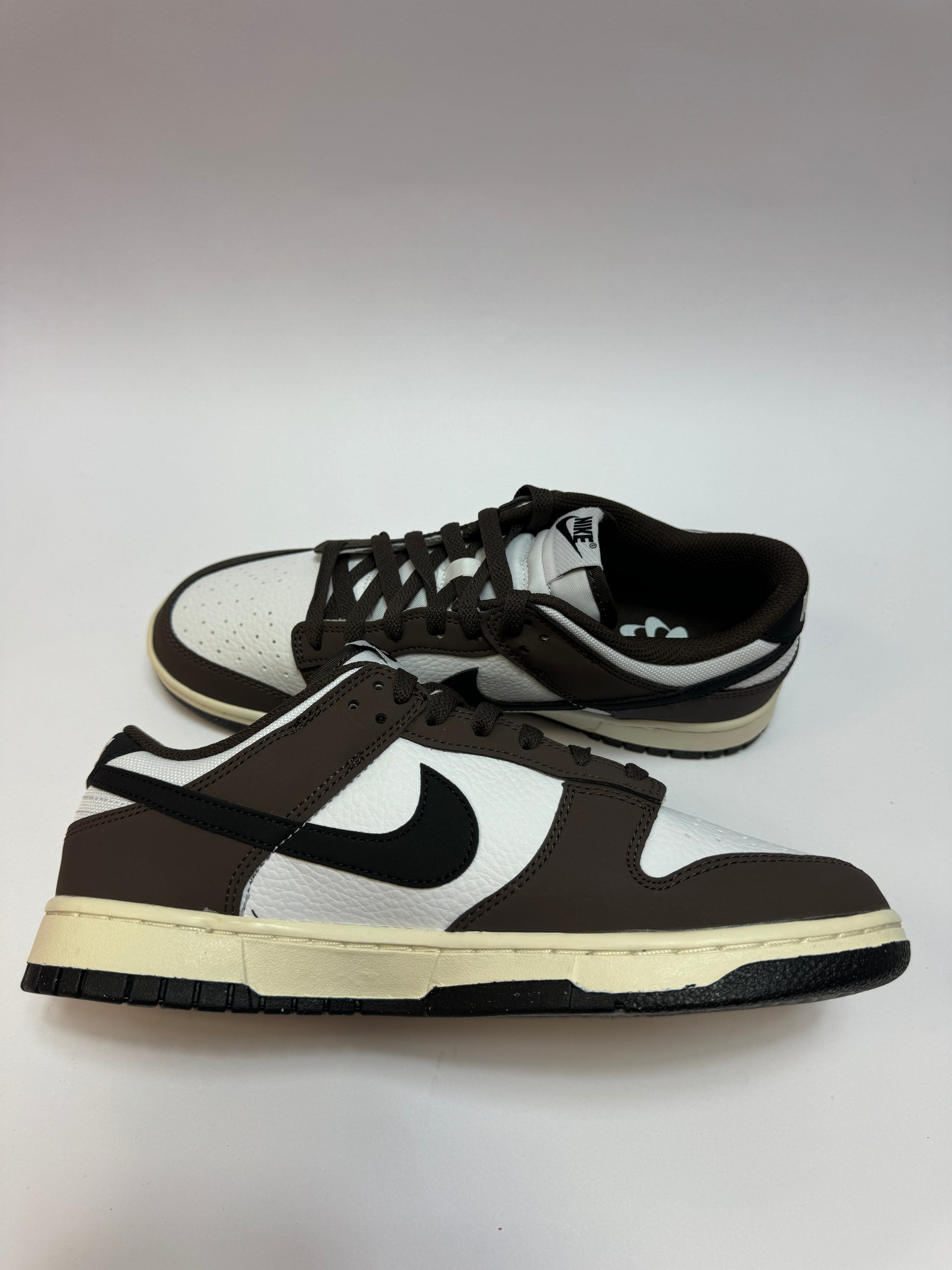 Nike Dunk Low Next Nature Baroque Brown linke Ansicht mit Baroque Brown Overlays und schwarzem Swoosh