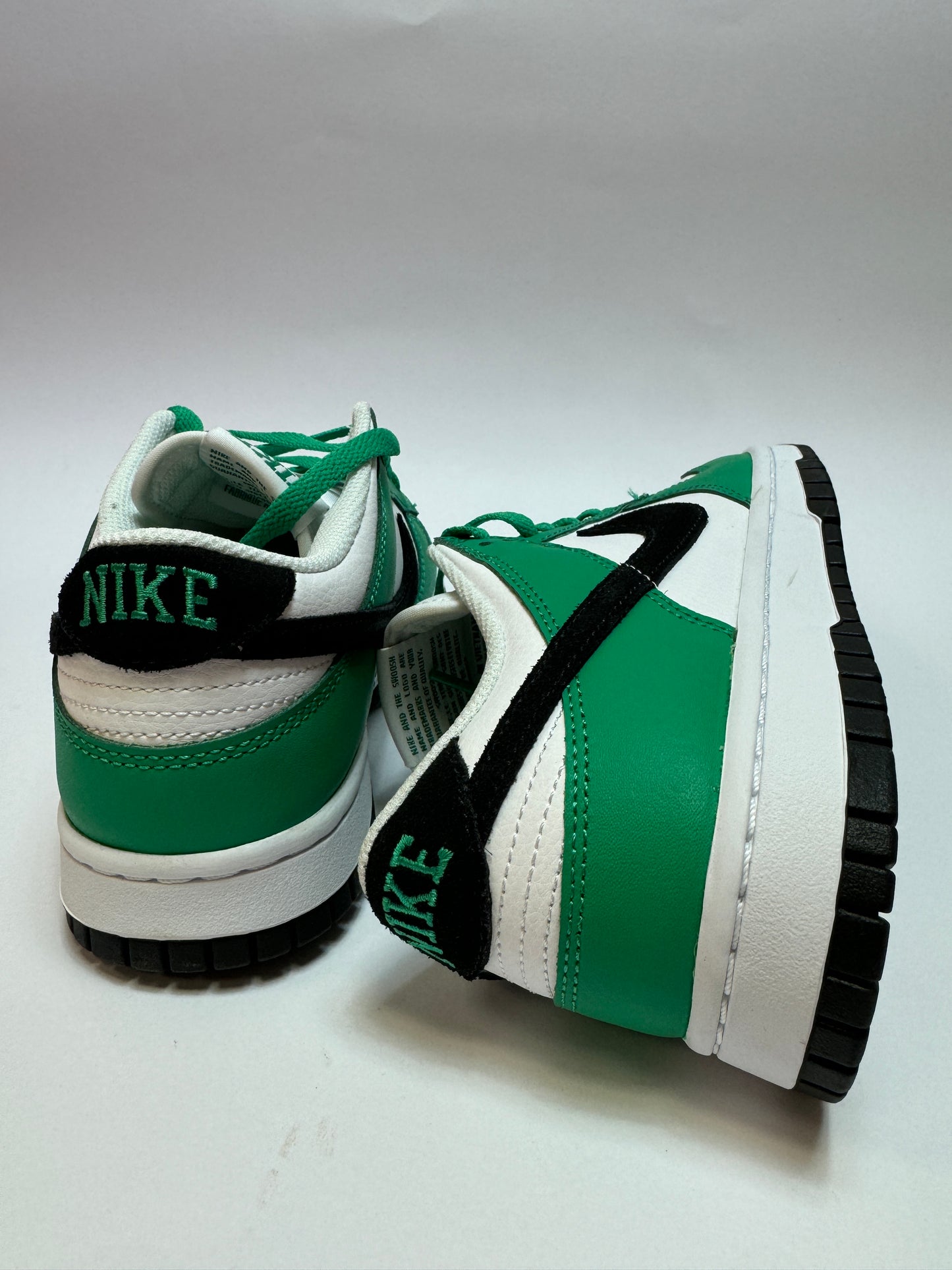 Detailansicht der Rückseite – schwarzer Heeltab mit Nike Logo