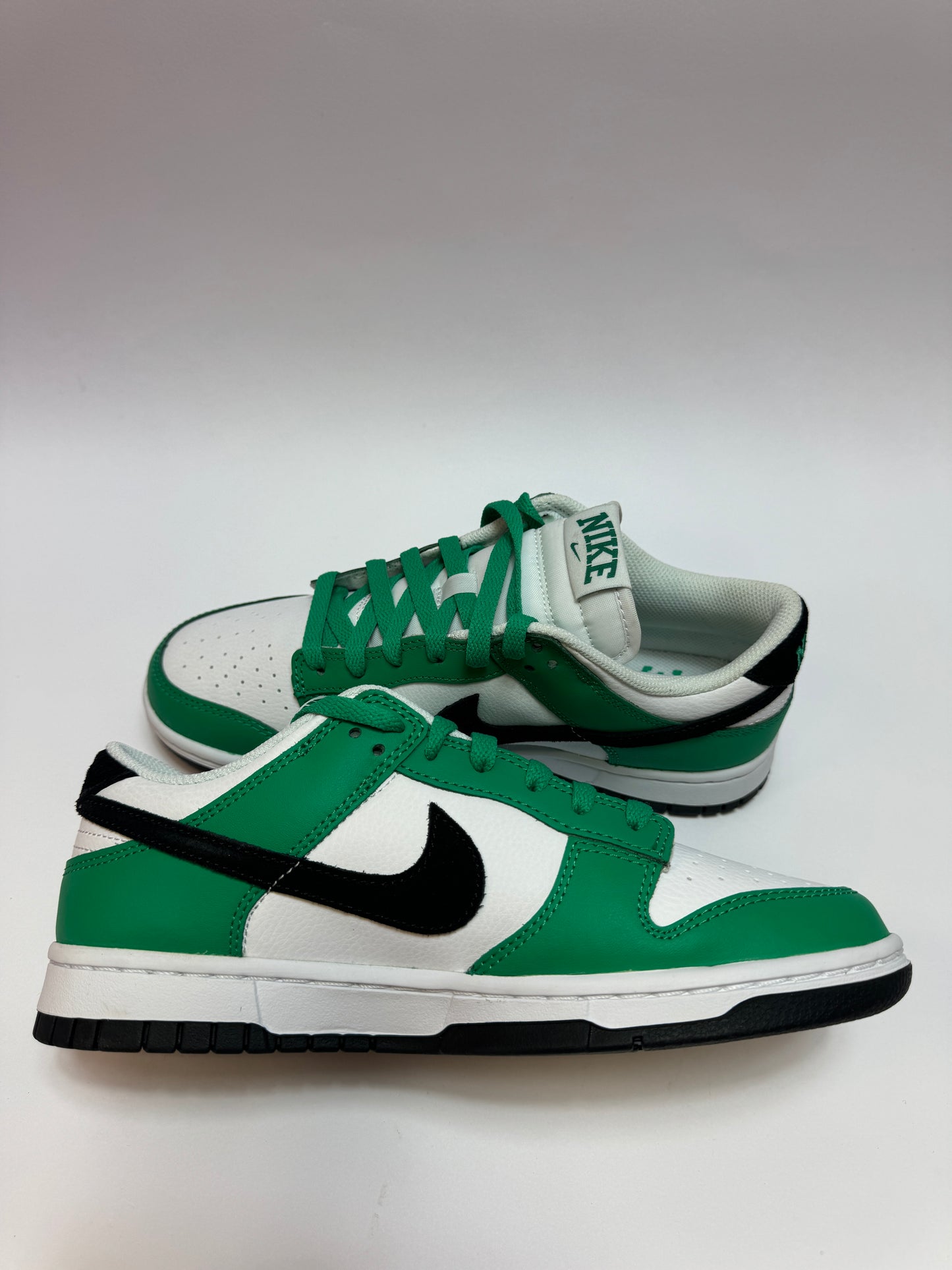 Nike Dunk Low SE Lottery linke Ansicht mit grauen Overlays und kratzempfindlichem Swoosh