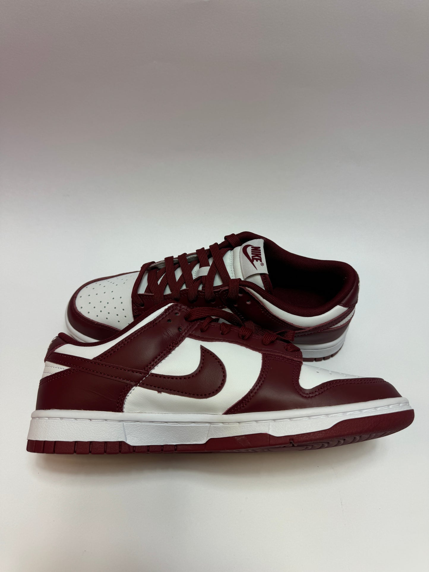 Nike Dunk Low Team Red linke Ansicht mit Team Red Swoosh und weißer Mittelsohle