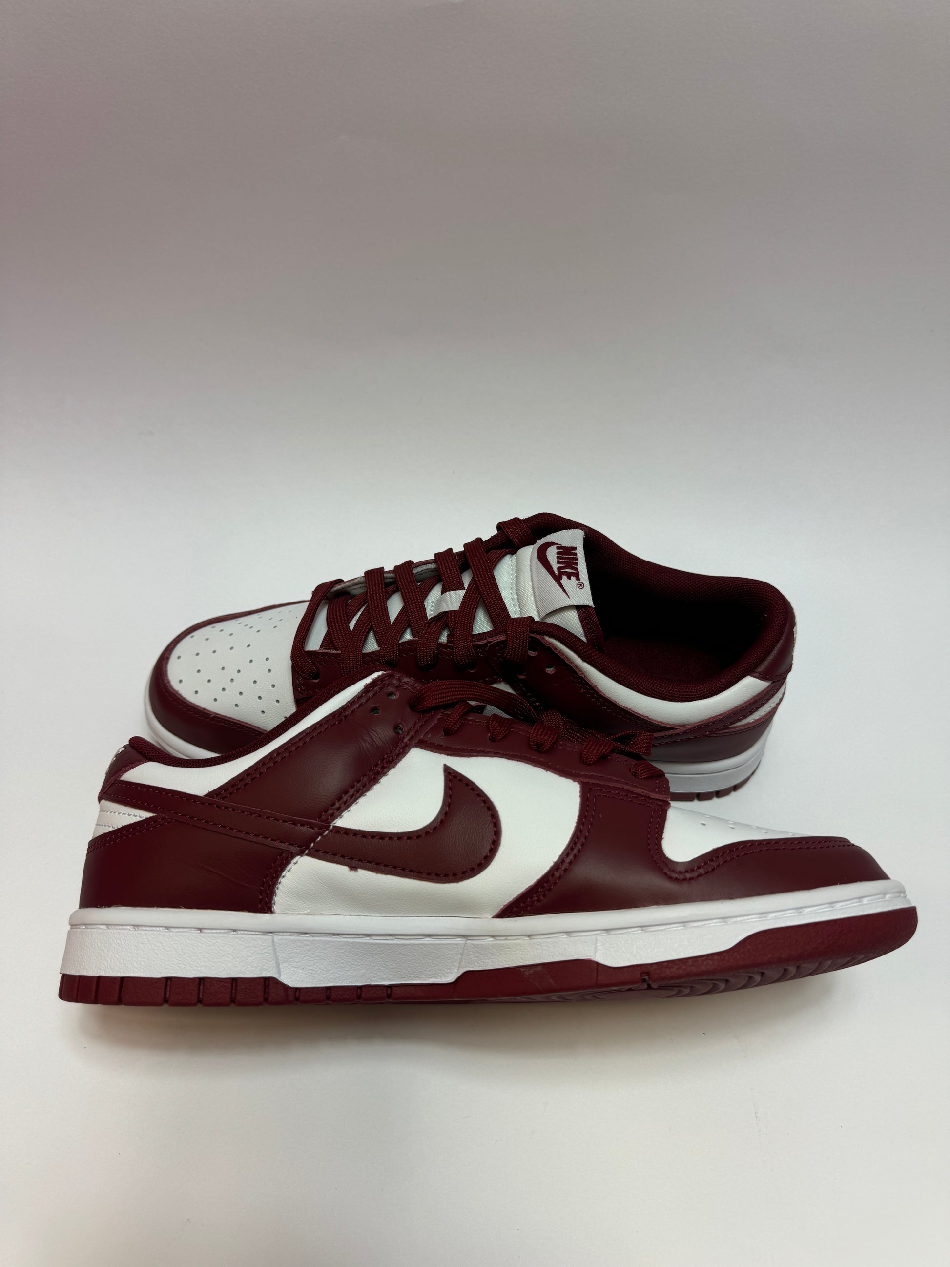 Nike Dunk Low Team Red linke Ansicht mit Team Red Swoosh und weißer Mittelsohle