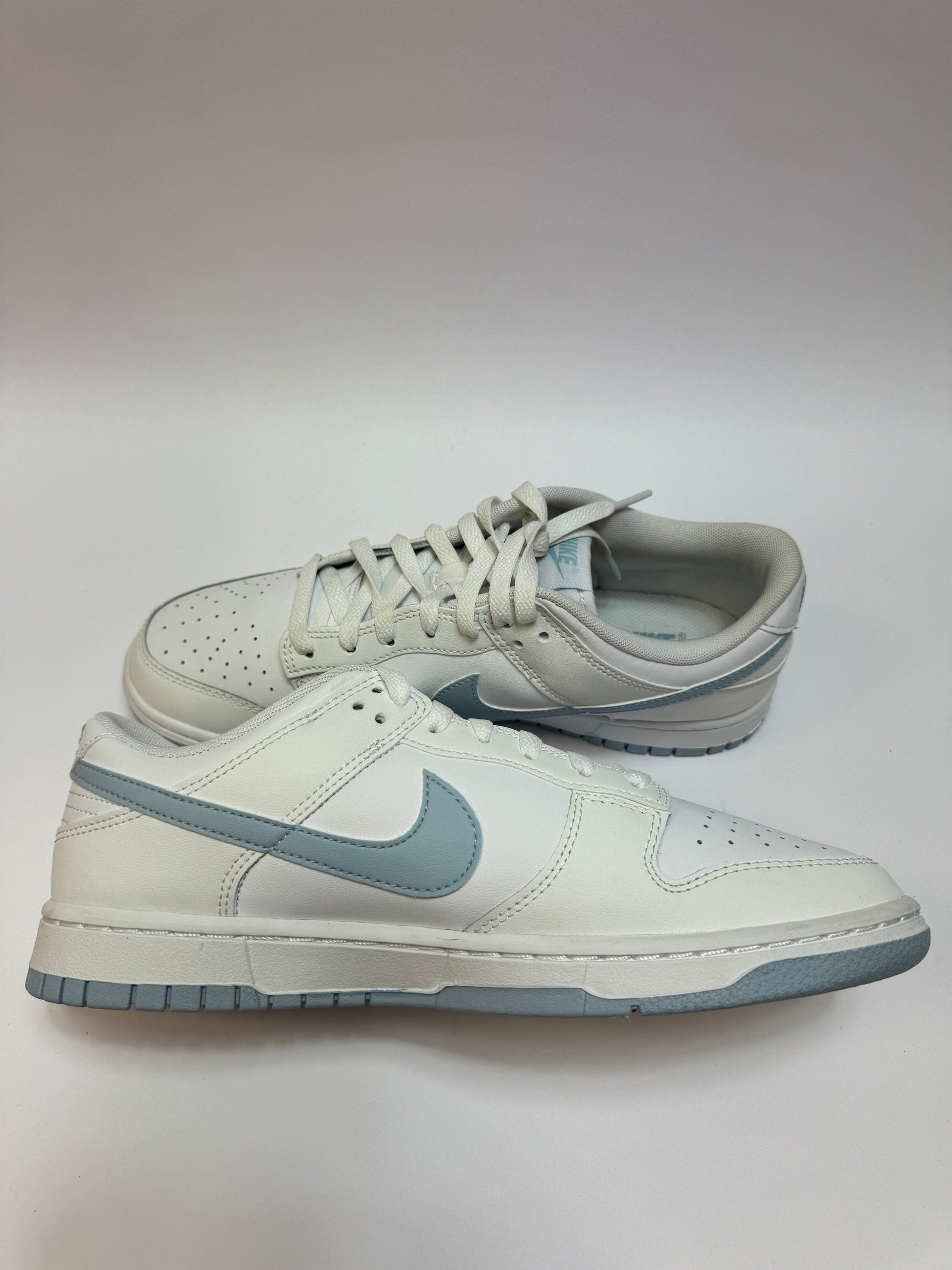 Nike Dunk Low White/Light Armory Blue linke Ansicht mit Summit White Overlays