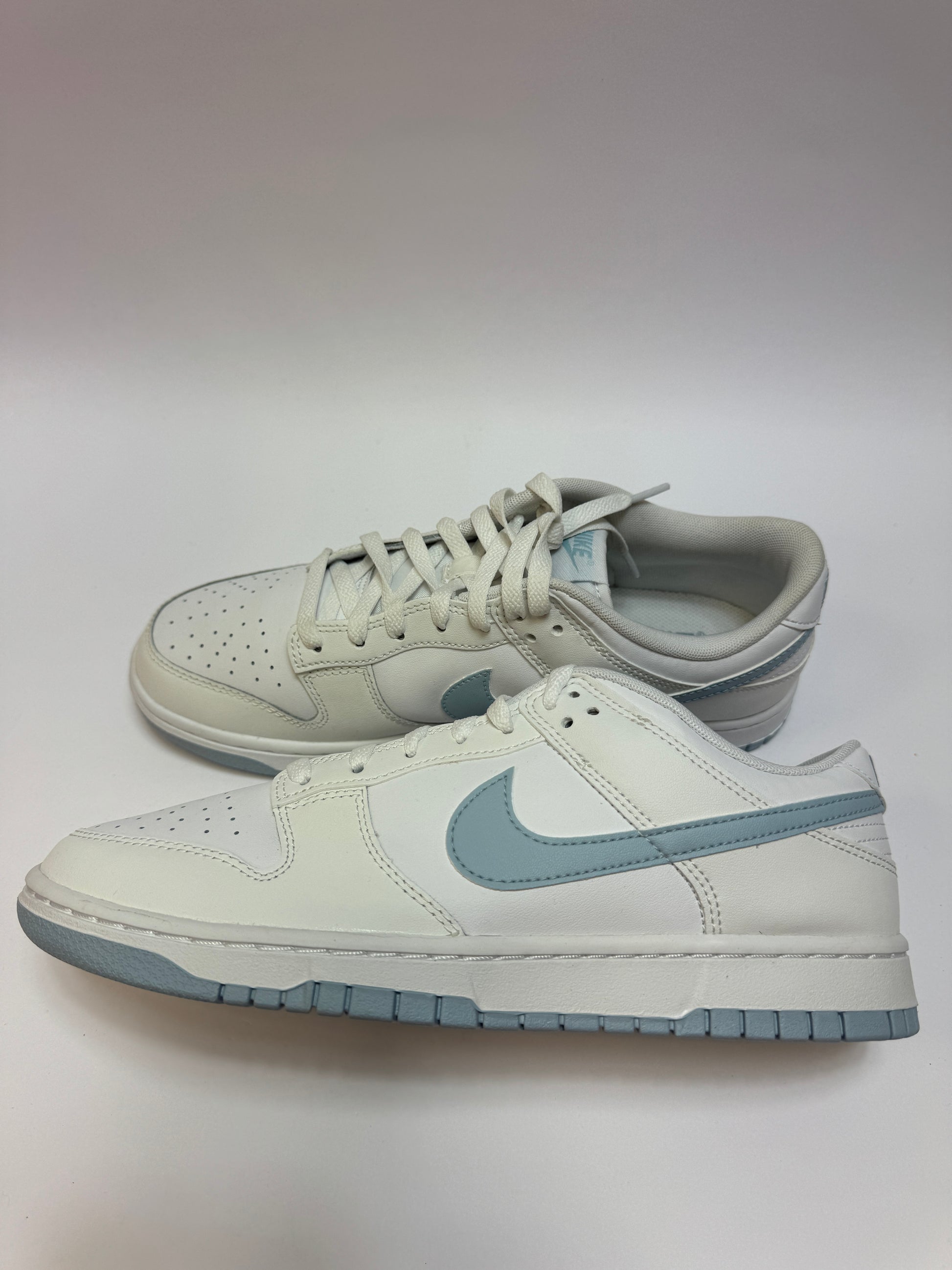 Nike Dunk Low White/Light Armory Blue rechte Außenseite mit weißem Lederupper