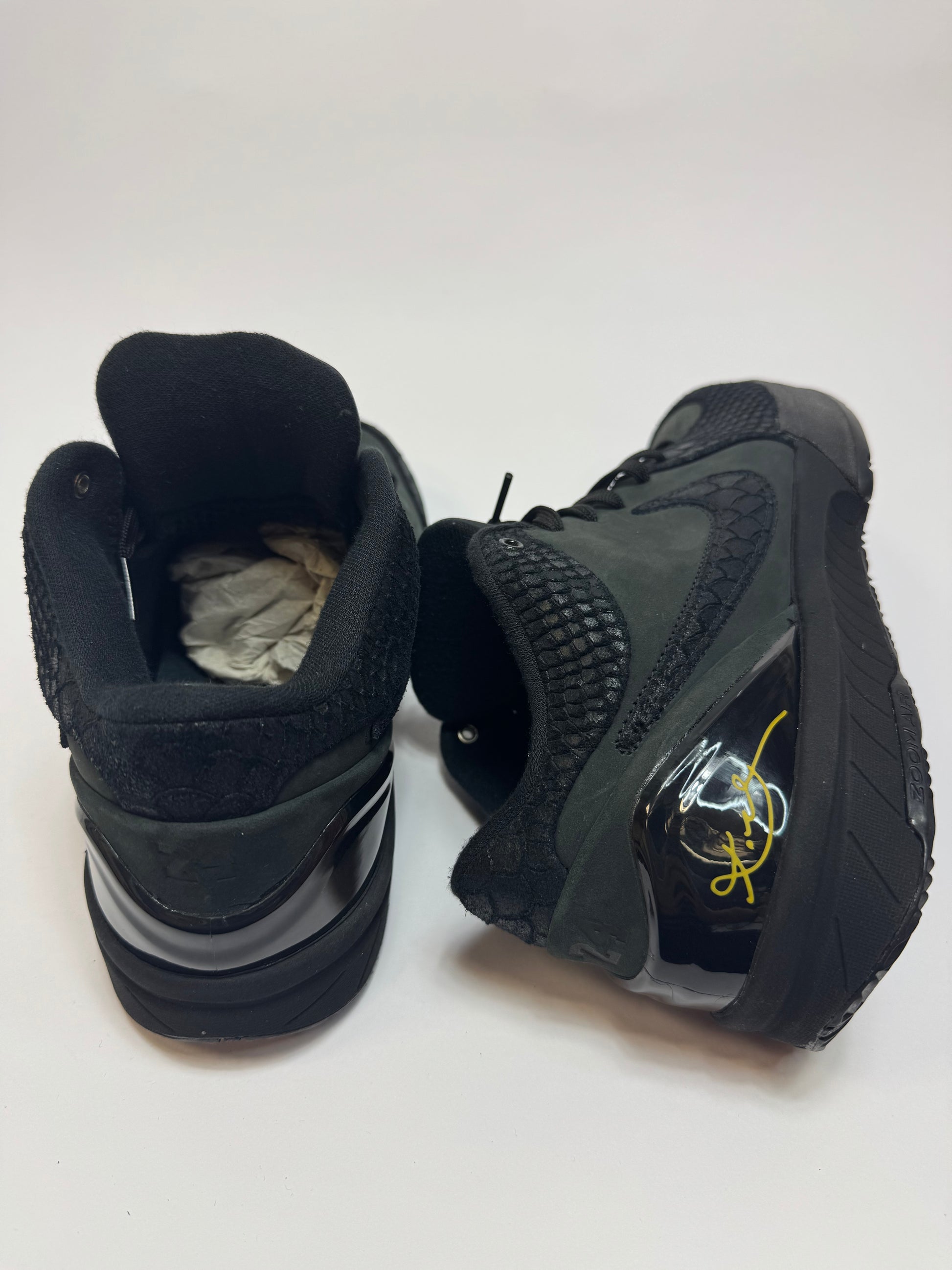 Detailansicht der Rückseite – debossed „24“ auf der Ferse und goldfarbene Heel Counter