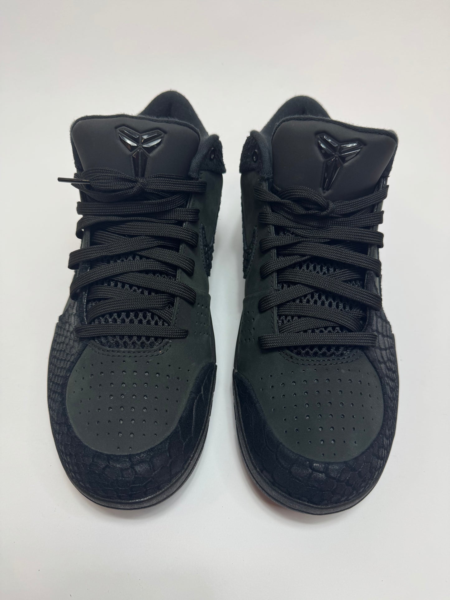 Nahaufnahme der Zunge – Tongue Tag mit Gift of Mamba Logo und Gold akzentuiertem Branding