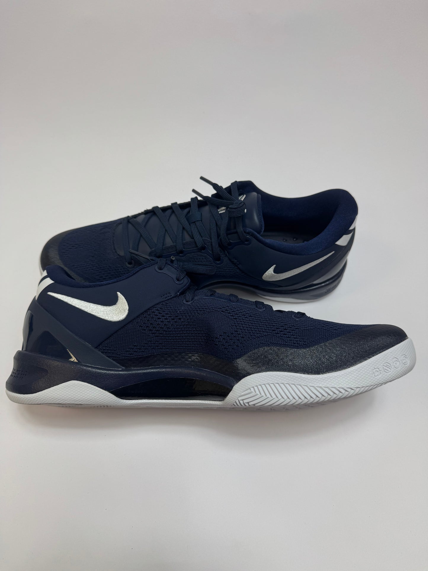Nike Kobe 8 Protro College Navy linke Ansicht mit kontrastreichem weißen Branding und navy Flywire Details