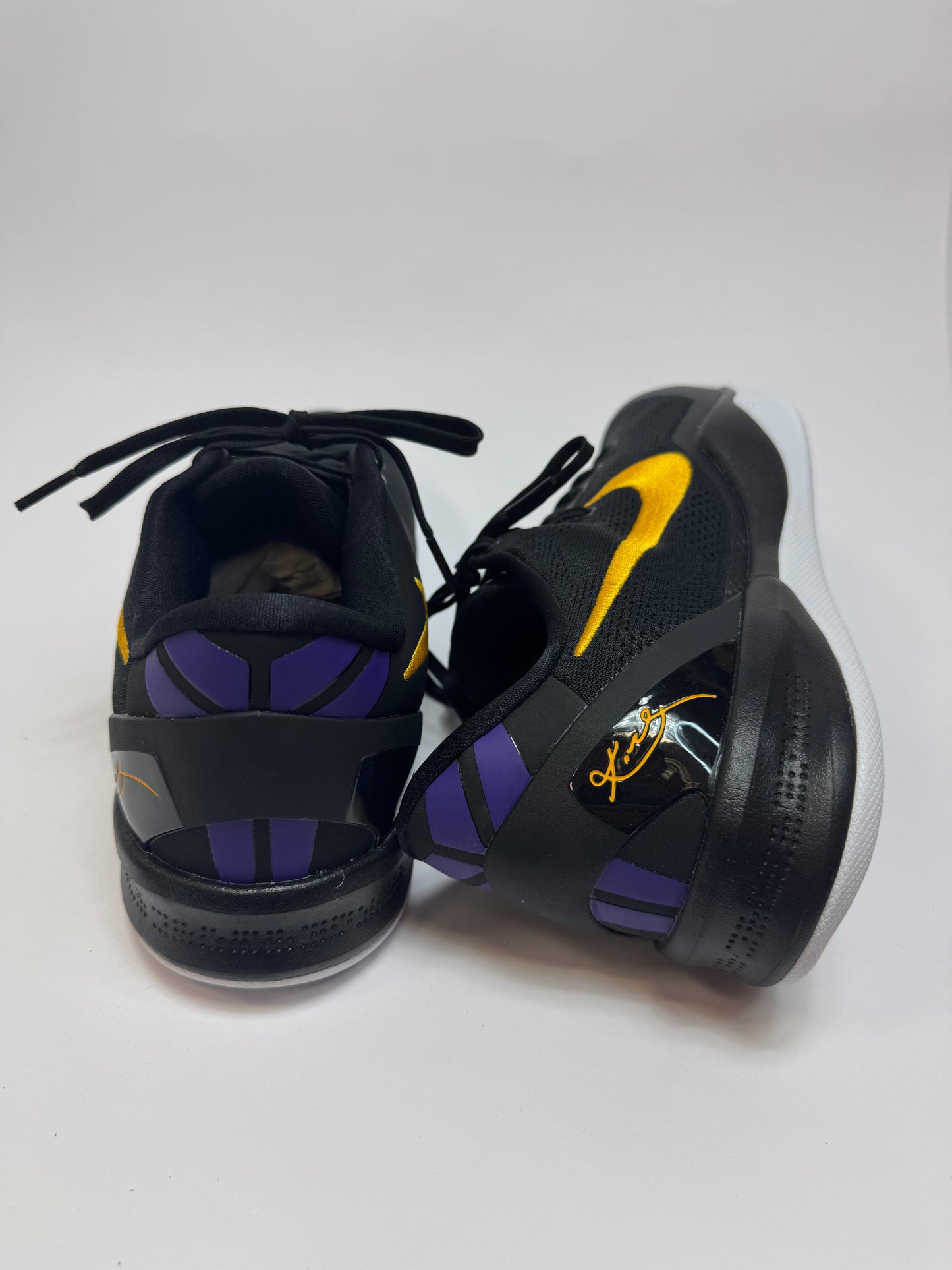 Detailansicht der Rückseite – Fersenbereich mit University Gold Heel Counter und Lakers Branding