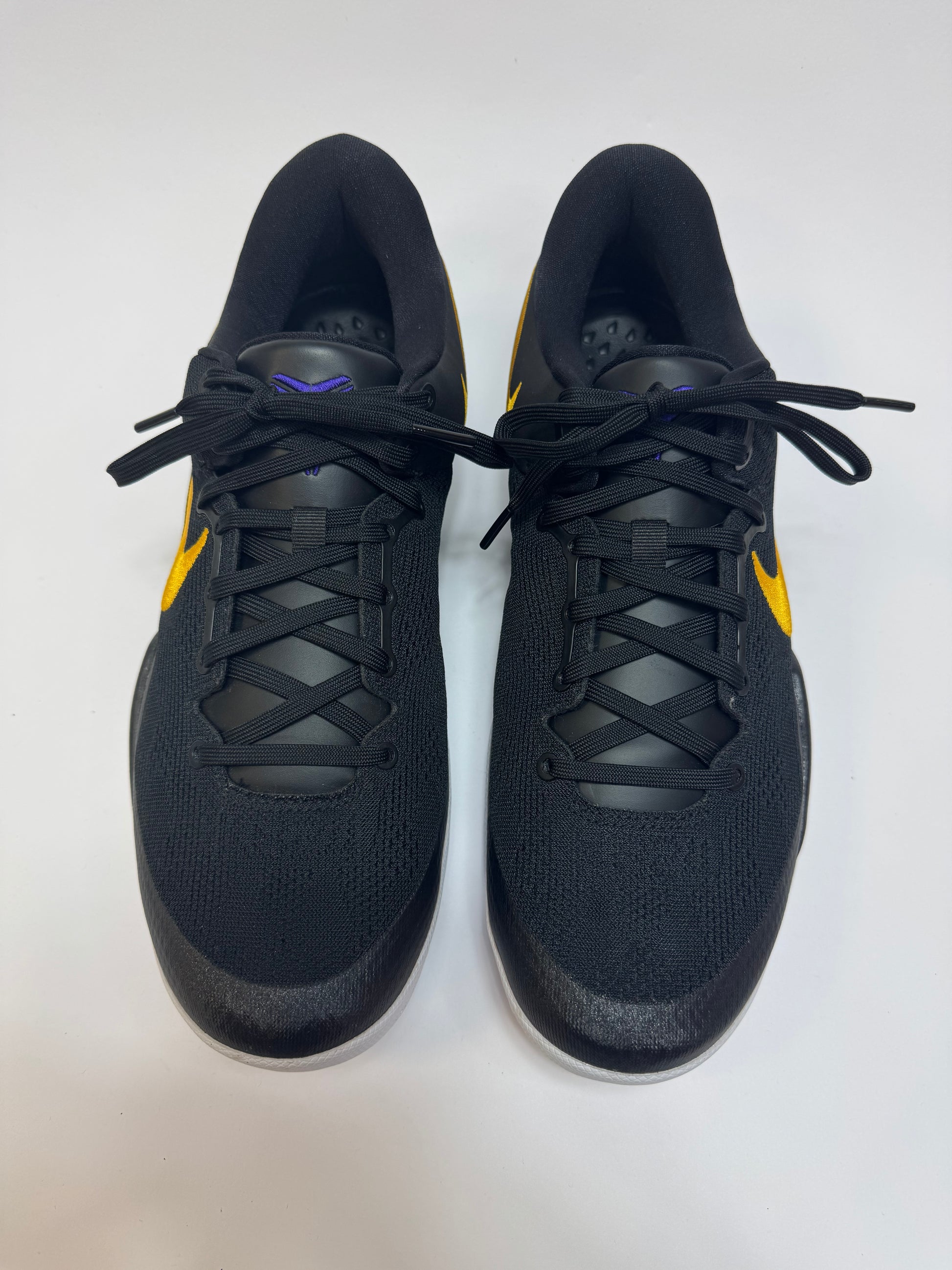 Nahaufnahme der Zunge – Tongue Tag mit Kobe Signatur und farblich abgestimmten Gold-Details