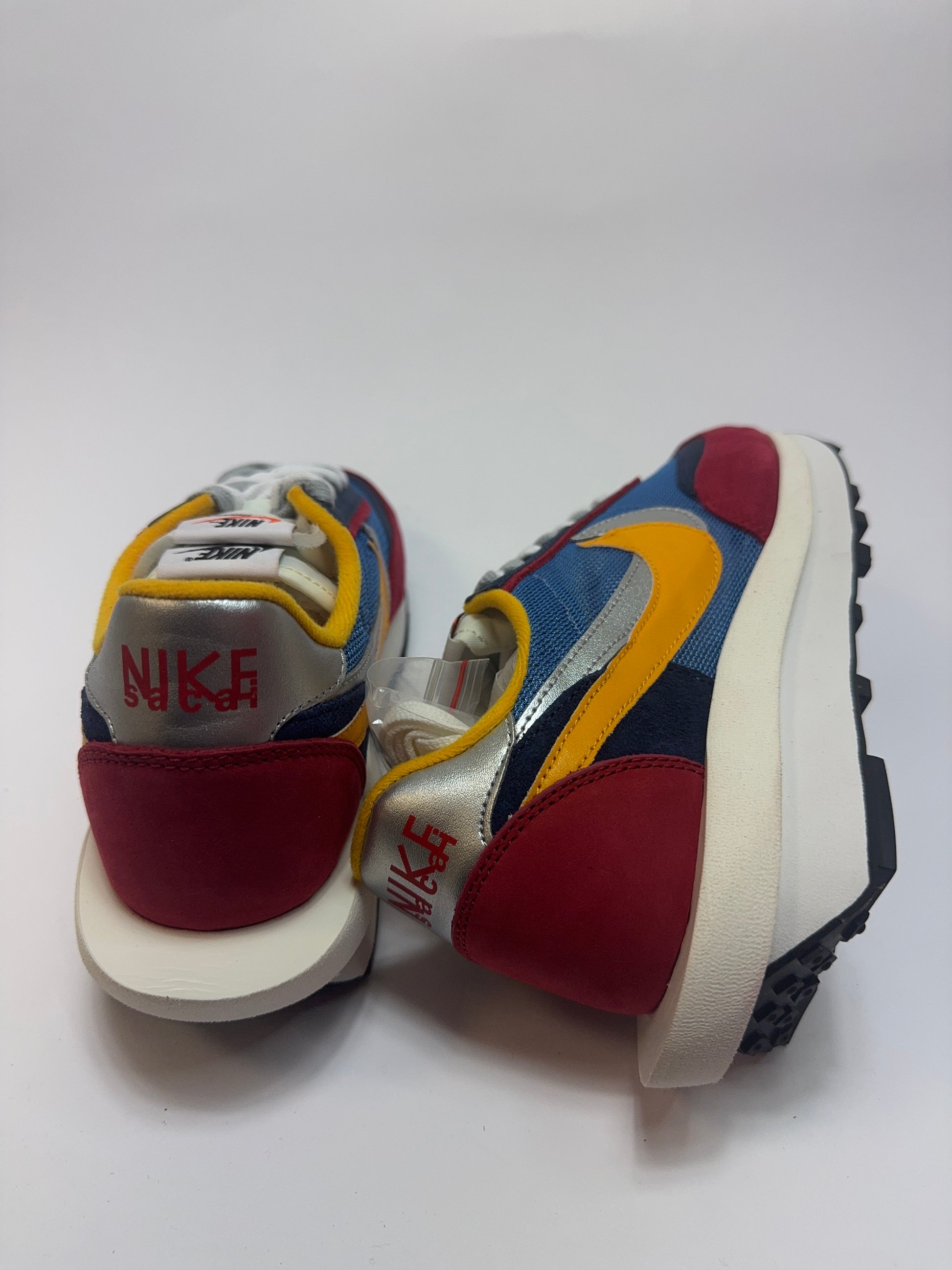 Detailansicht der Rückseite – silberner Swoosh auf der Ferse, kontrastierende Farben und Layers