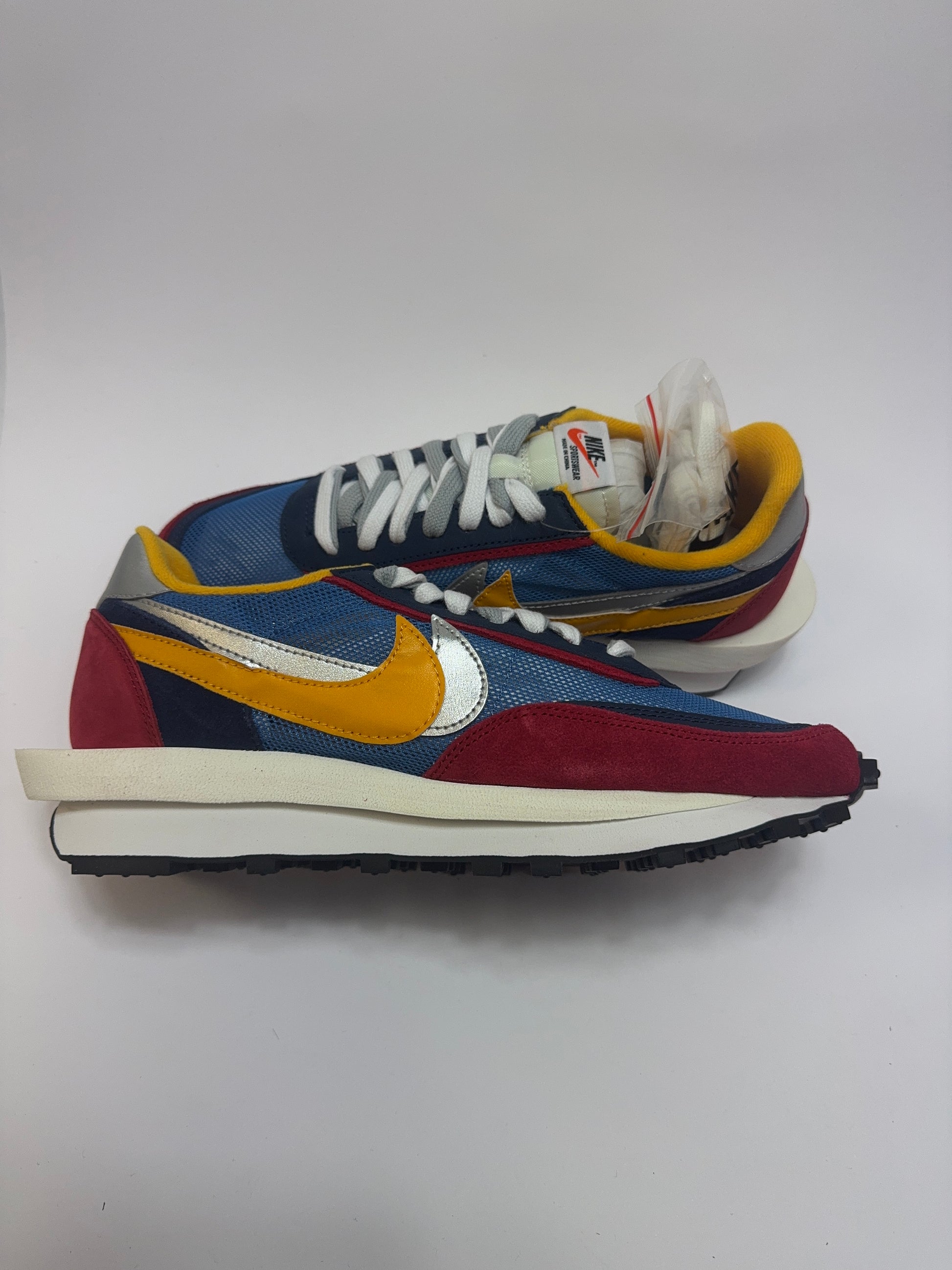 Nike LD Waffle Sacai Blue Multi linke Ansicht mit Del Sol Akzenten, schwarzem Unterbau und weißer Midsole