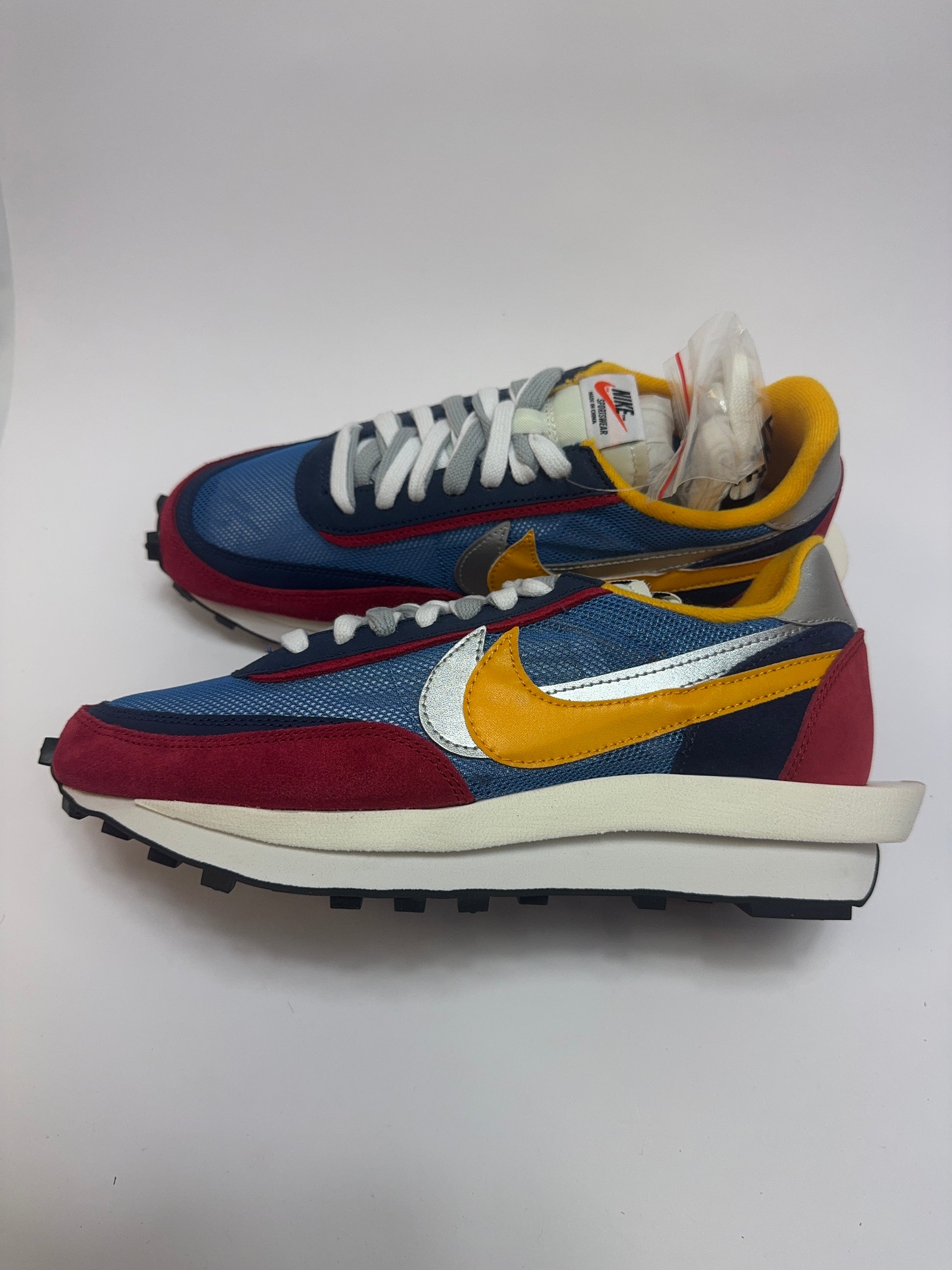 Nike LD Waffle Sacai Blue Multi rechte Außenseite mit Varsity Blue Mesh Upper und red Varsity Red Overlay