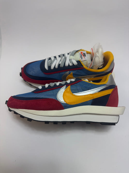 Nike LD Waffle Sacai Blue Multi rechte Außenseite mit Varsity Blue Mesh Upper und red Varsity Red Overlay
