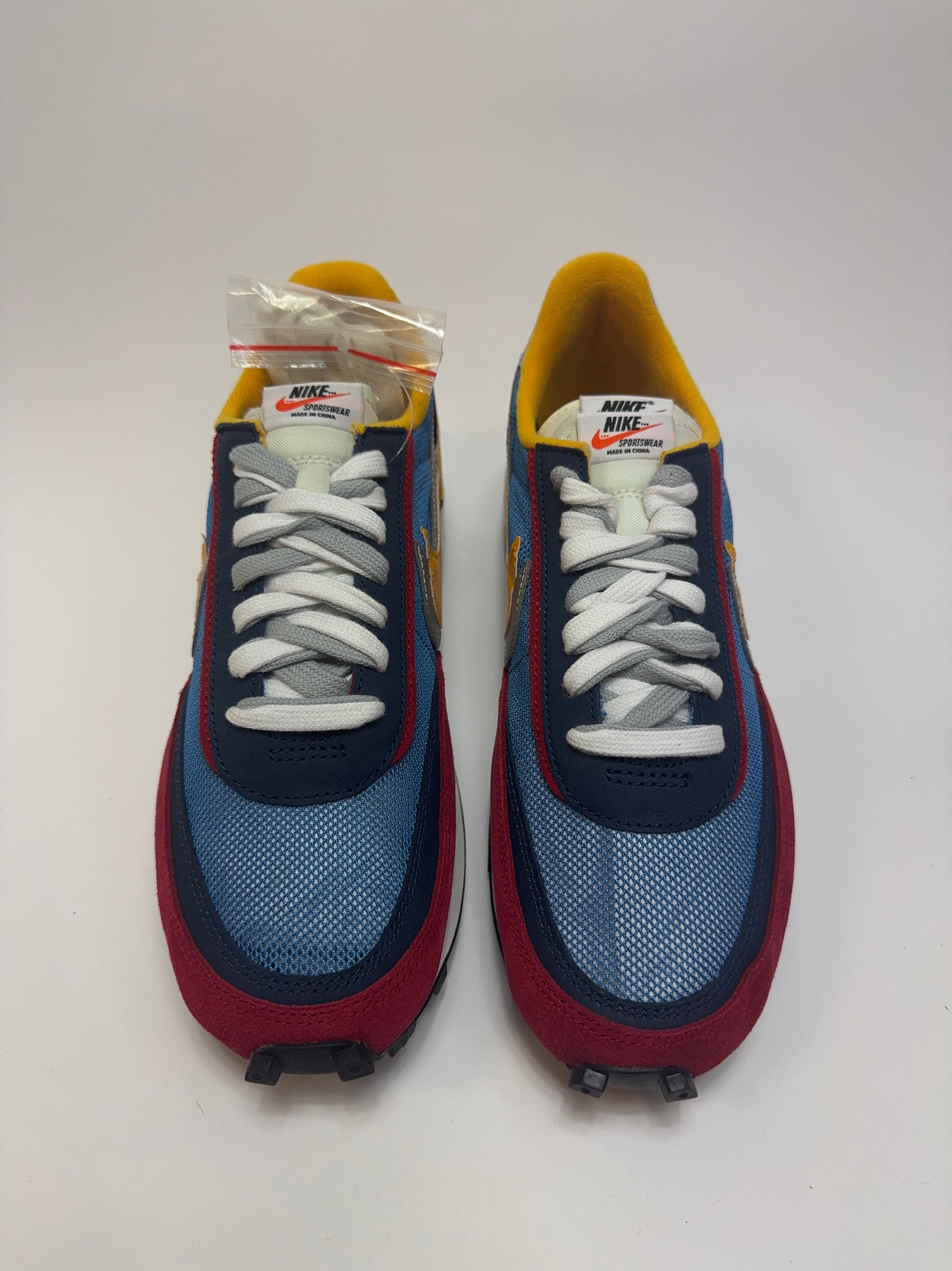 Nahaufnahme der Zunge – Tongue Tag mit doppeltem Swoosh Branding und Sacai Logo