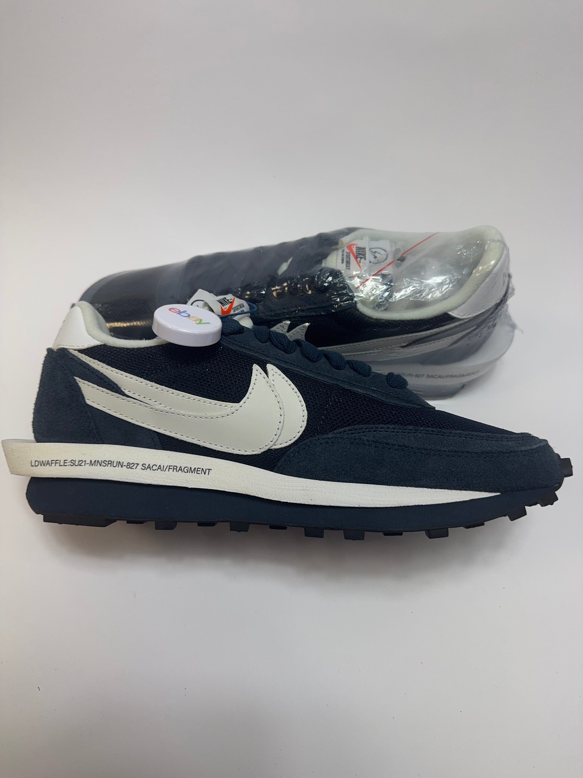 Nike LD Waffle SF Fragment Blue Void linke Außenseite mit weißem doppelten Swoosh und tiefem Obsidian Farbakzent