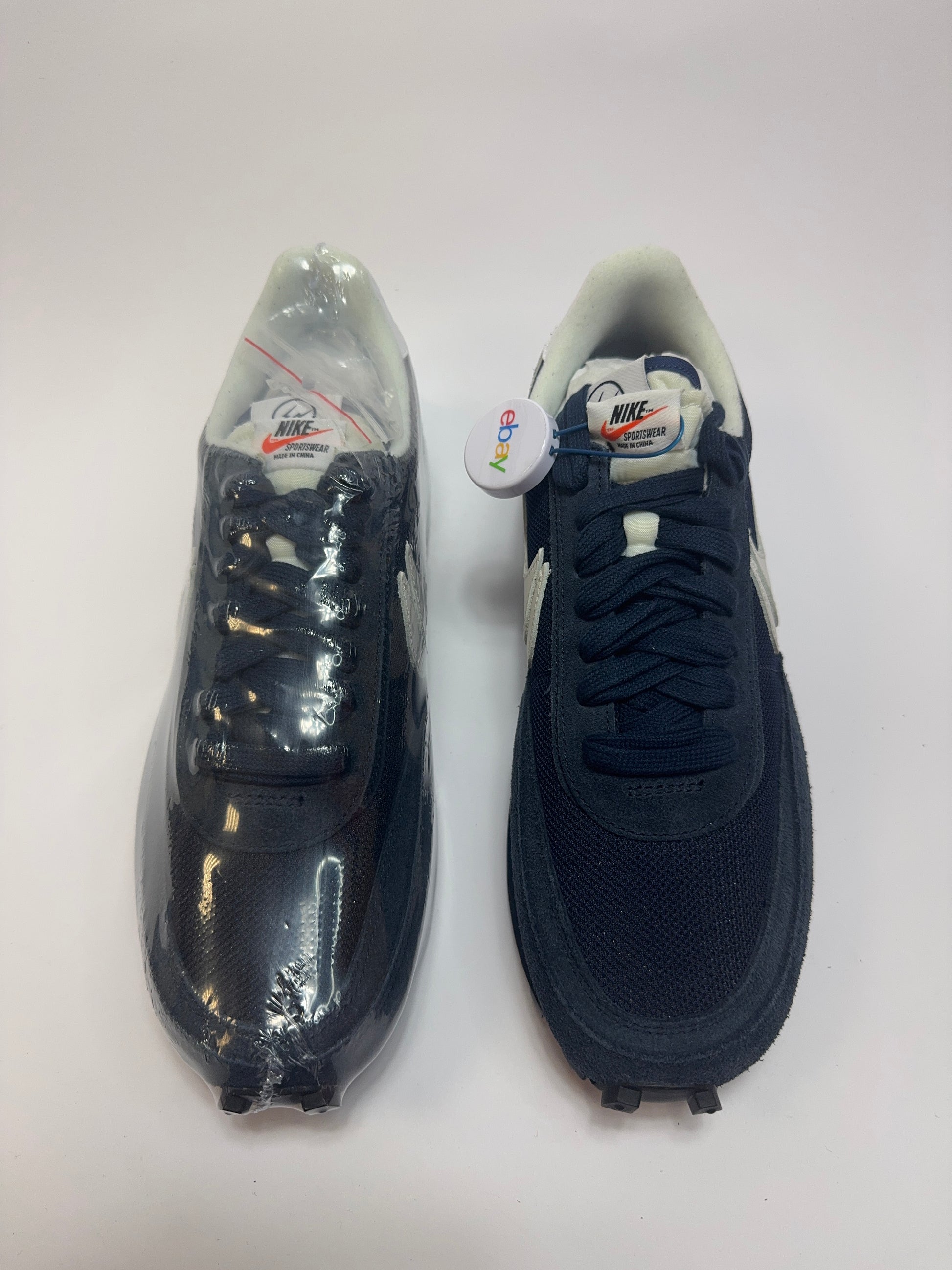 Nahaufnahme der Zunge – Tongue Tag mit Fragment Design Logo und doppelt gestaffelten Labels