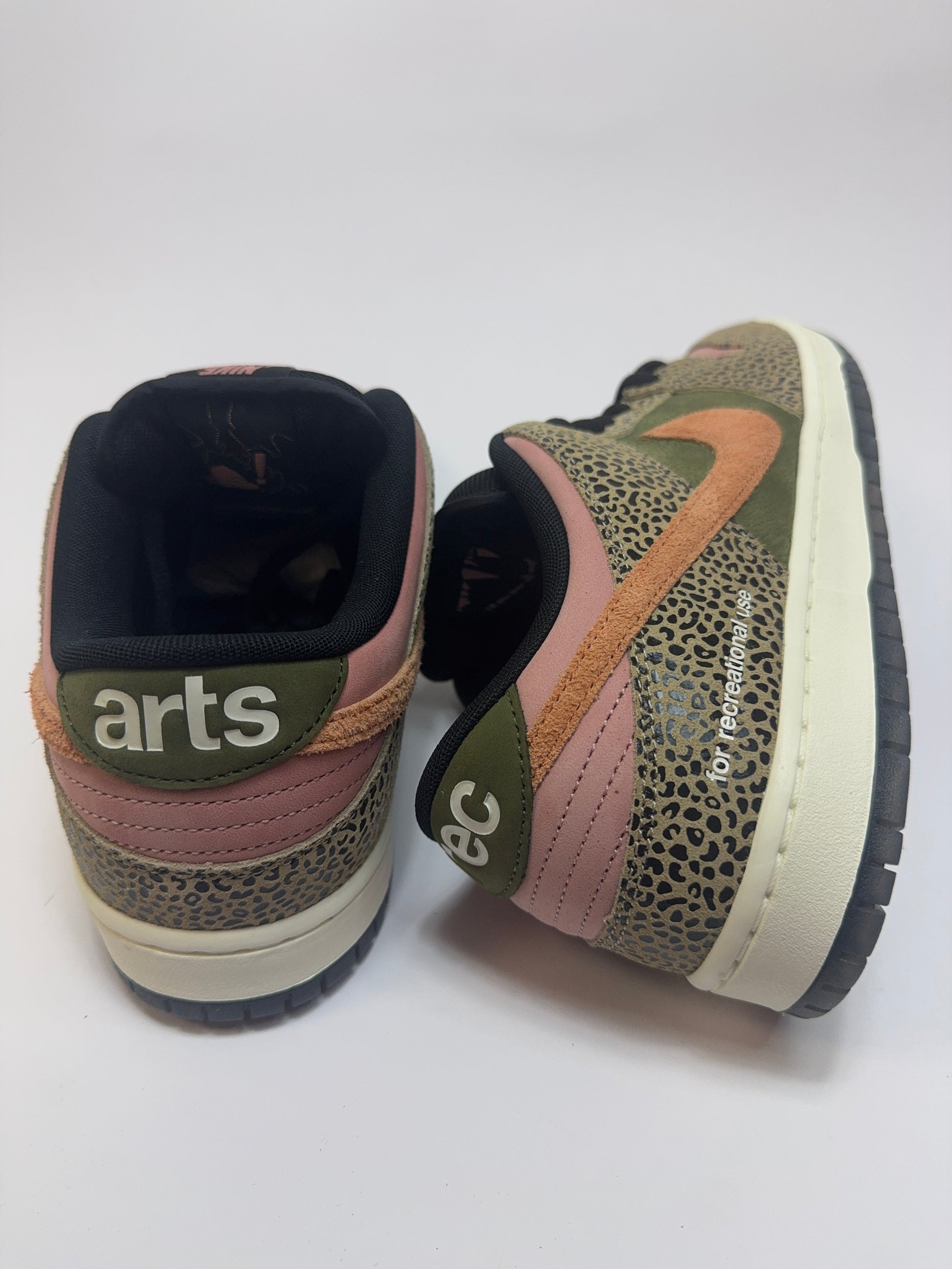 Detailansicht der Rückseite – Schwarz bzw. Black Fersenbereich mit Sail Midsole und Kunstleder Heel