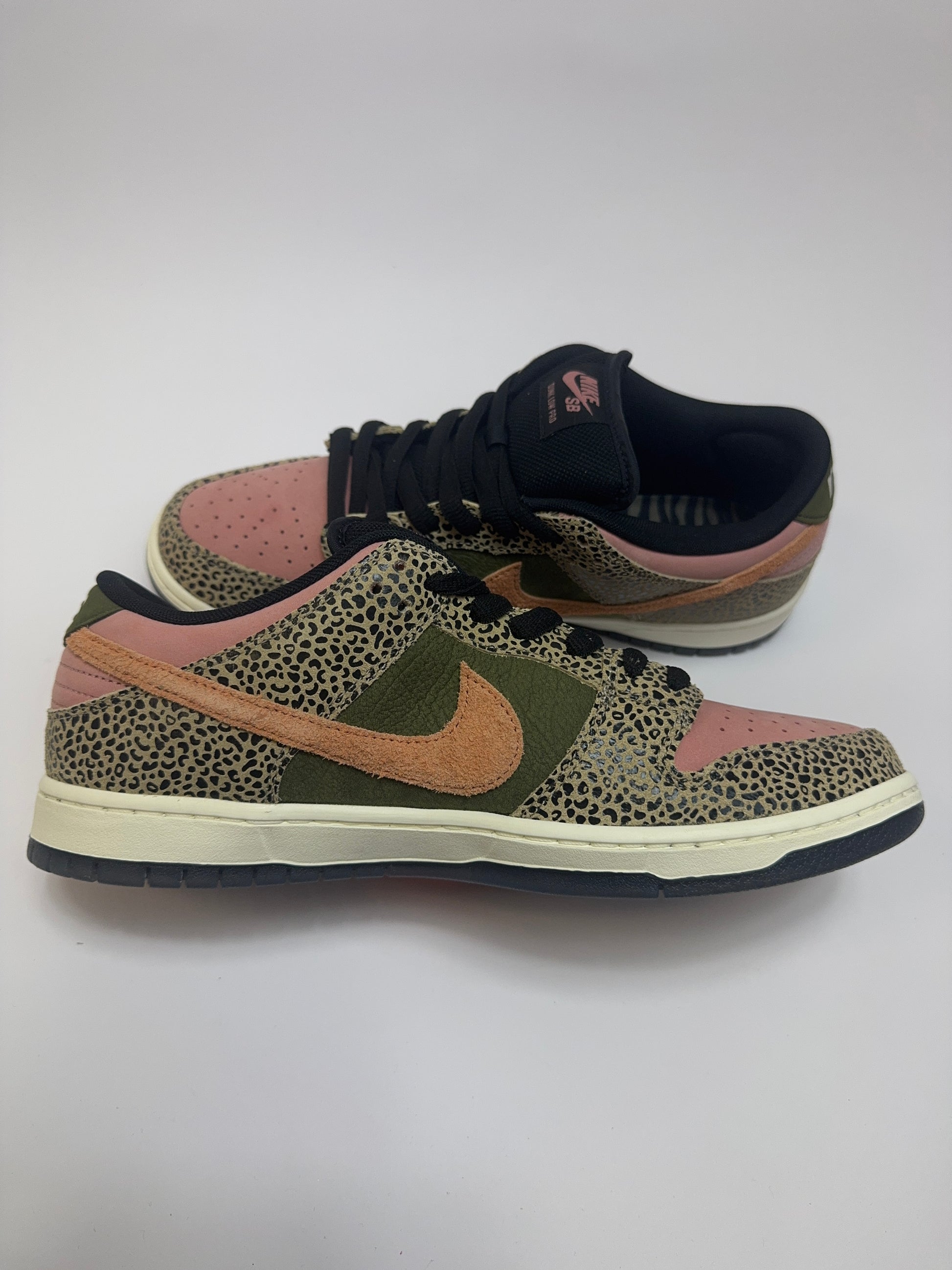 Nike SB Dunk Low Arts-Rec linke Ansicht mit Amber Brown Overlays und Khaki Grundton