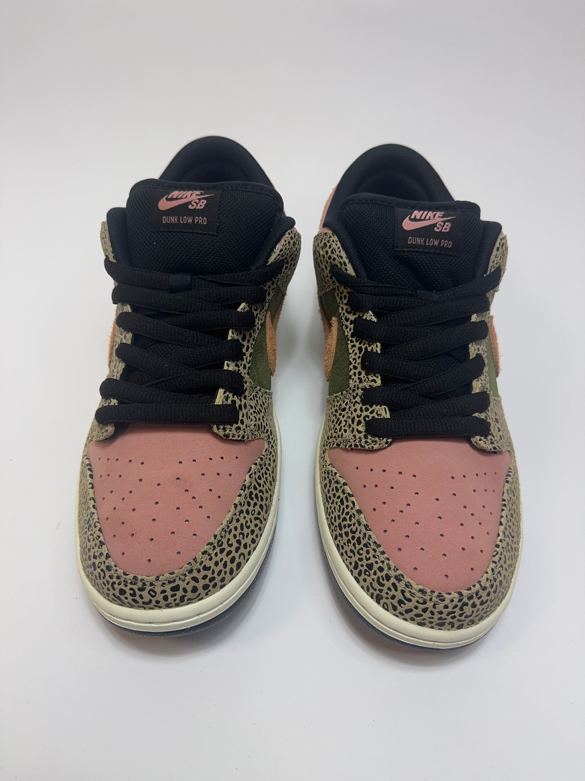 Nahaufnahme der Zunge – Tongue Tag mit Arts-Rec Branding und rust pink Schnürsenkel