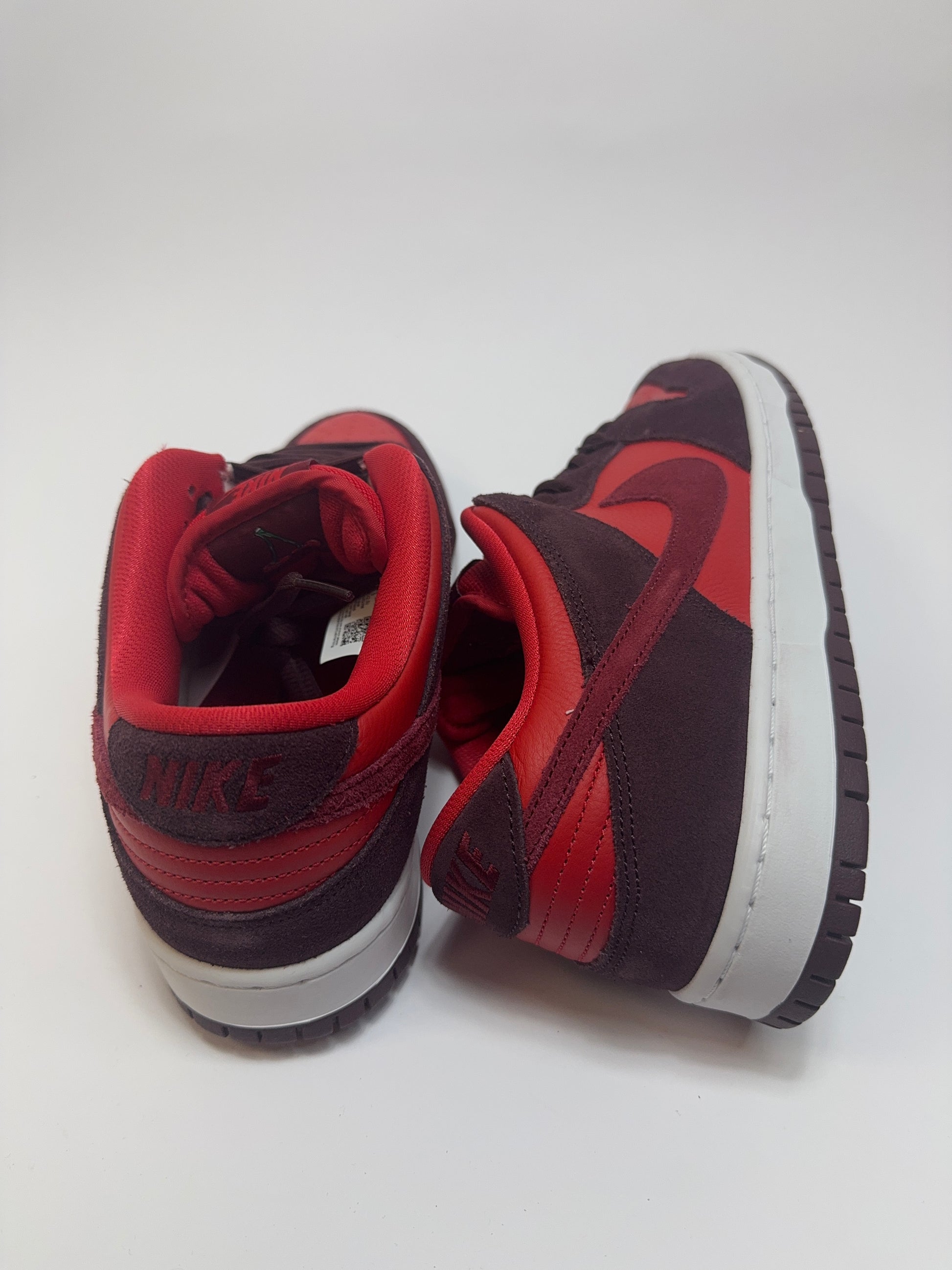 Detailansicht der Rückseite – weiße Midsole, rote Fersenpartie und schlichtes Heel-Design