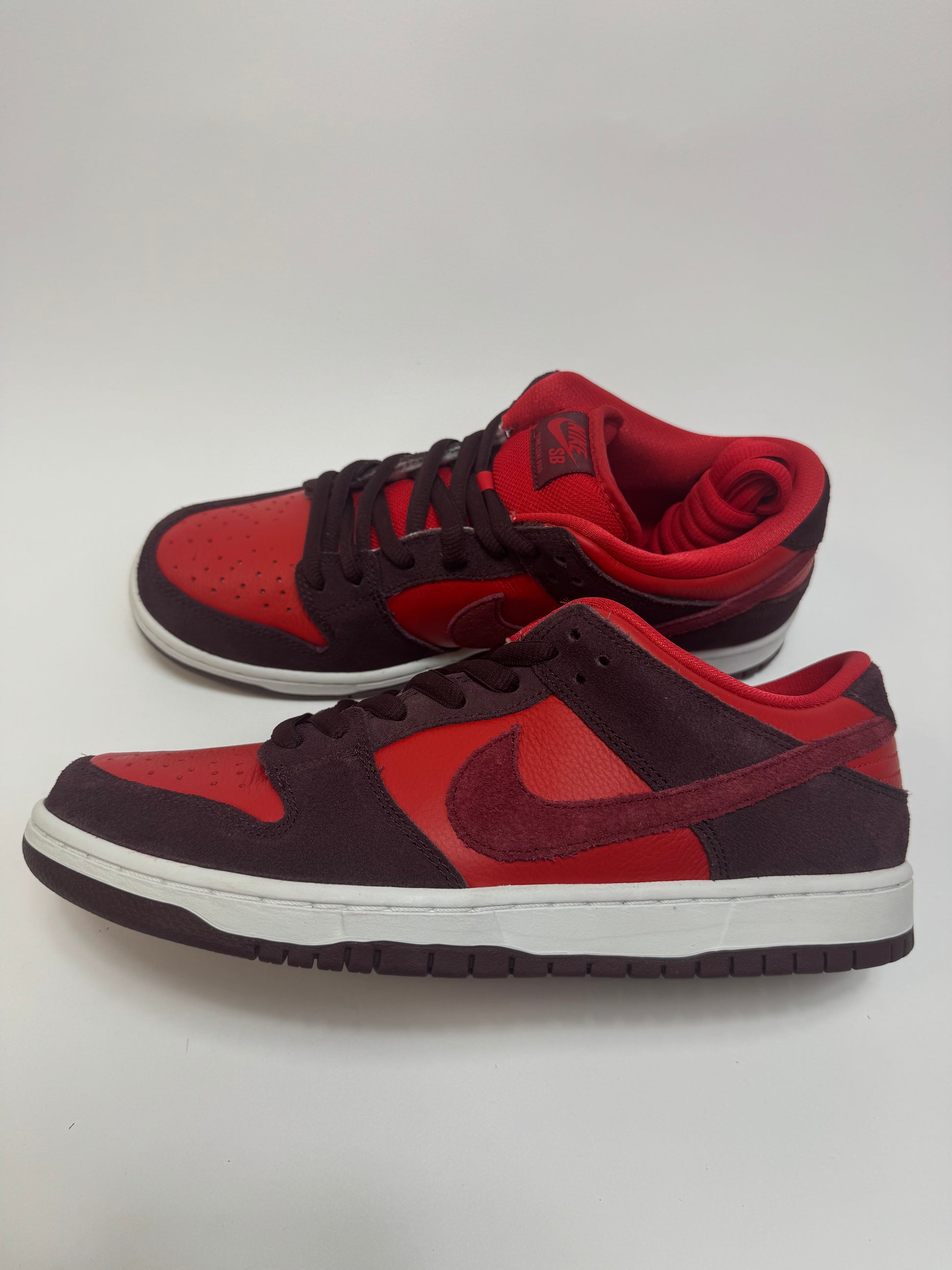 Nike SB Dunk Low Cherry rechte Außenseite mit University Red Suede Upper und Team Red Details