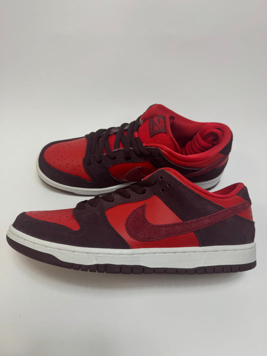 Nike SB Dunk Low Cherry rechte Außenseite mit University Red Suede Upper und Team Red Details