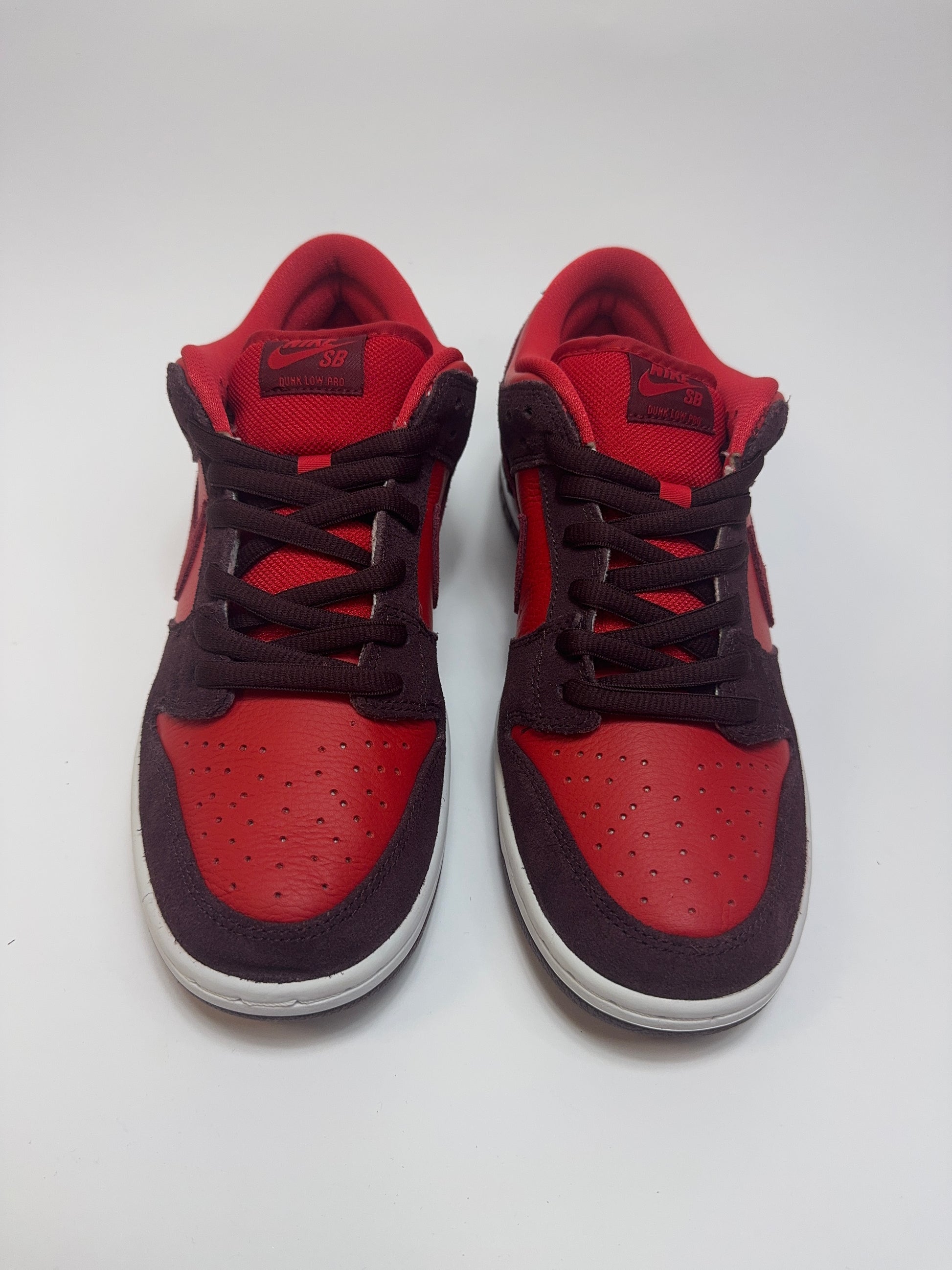 Nahaufnahme der Zunge – Tongue Patch mit Cherry-Grafik und gepolstertem Innenfutter