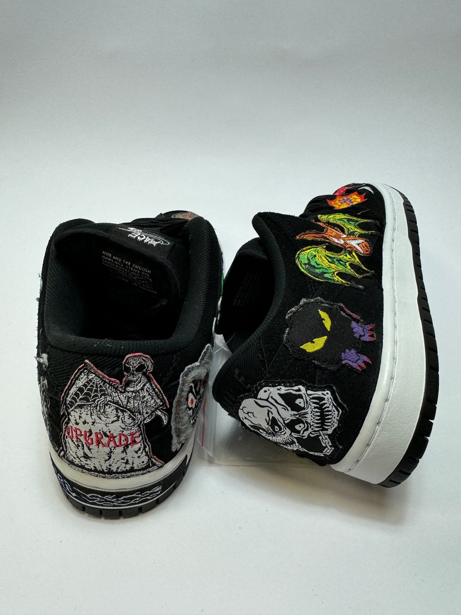 Detailansicht der Rückseite – Ferse mit Totenkopf-Patch, Dämonen-Motiven und skriptartigem Schriftzug