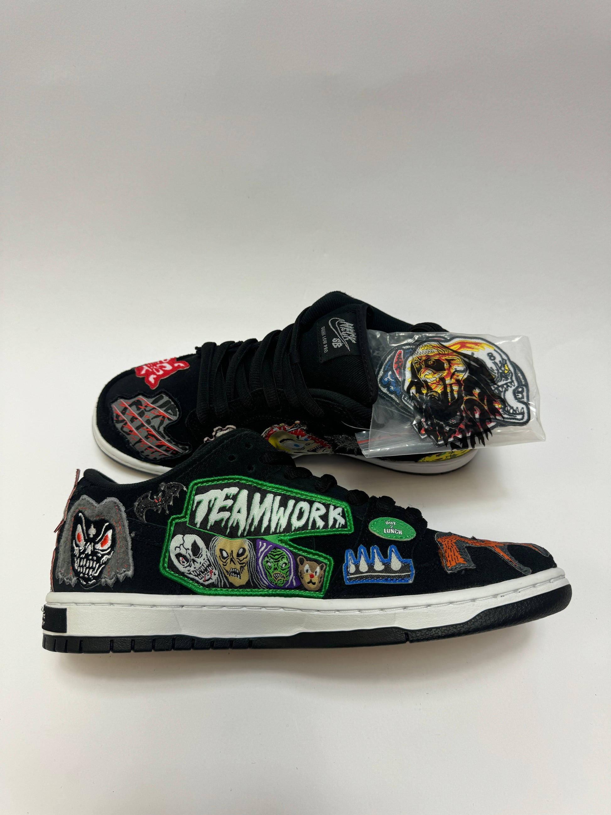 Nike SB Dunk Low Neckface linke Ansicht mit weißen Mittelsohle, schwarzen Outsole und gestickten „Neckface“-Grafiken